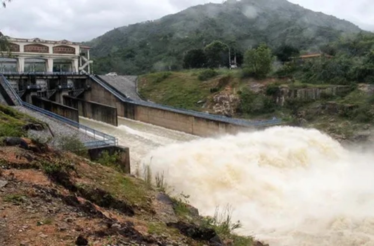 Khánh Hoà: Xả nước 6 hồ chứa để ứng phó bão Noru - Ảnh 1.