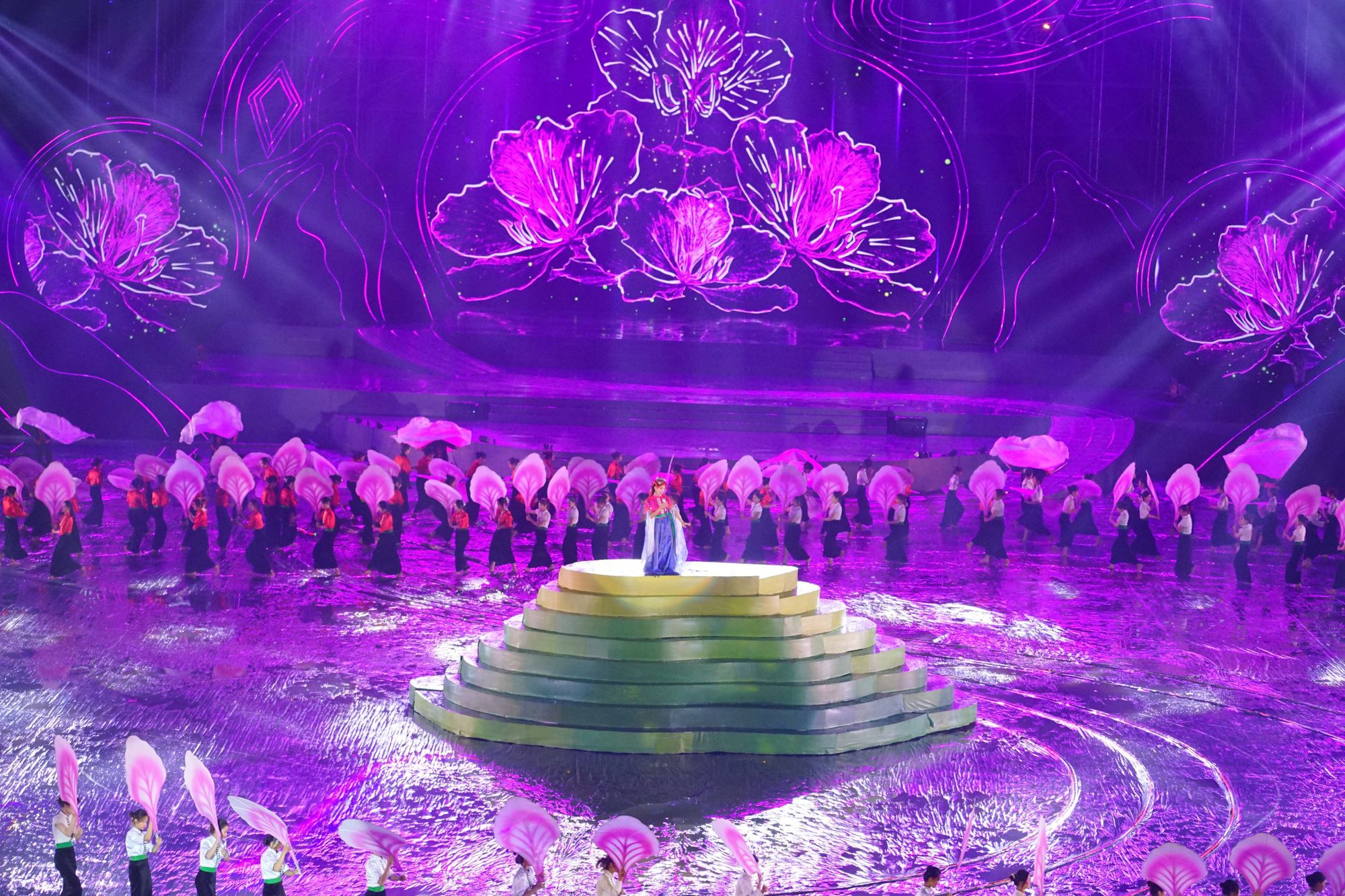 Tùng Dương, Sèn Hoàng Mỹ Lam cùng 3000 nghệ nhân, đồng bào dầm mưa diễn màn Xòe Thái lớn chưa từng có - Ảnh 8.