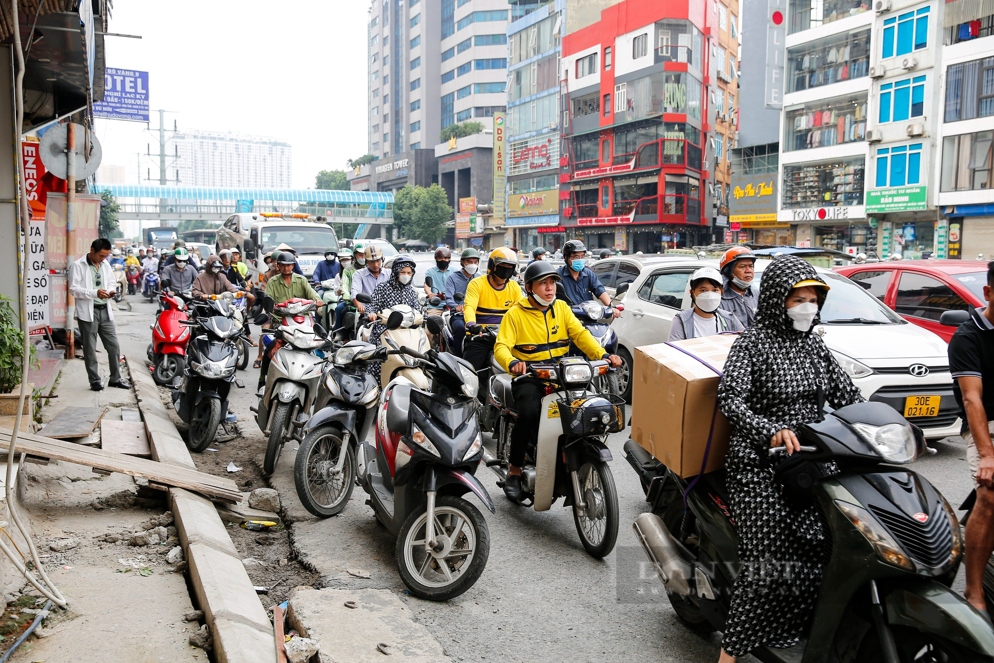 Hà Nội: Người dân bức xúc vì phải tự bỏ tiền ra sửa nhà sau khi đường được mở rộng - Ảnh 9.