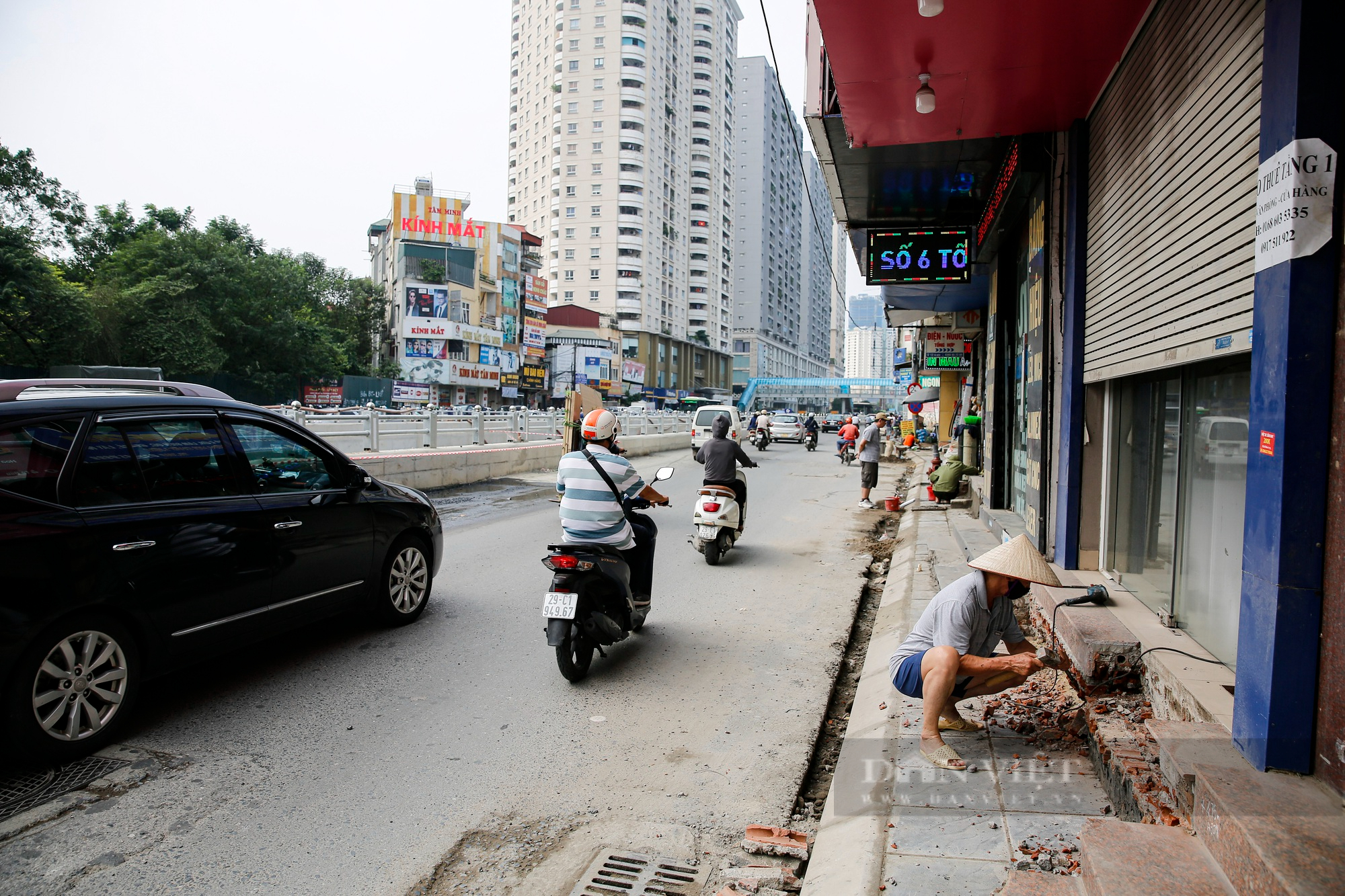 Hà Nội: Người dân bức xúc vì phải tự bỏ tiền ra sửa nhà sau khi đường được mở rộng - Ảnh 3.