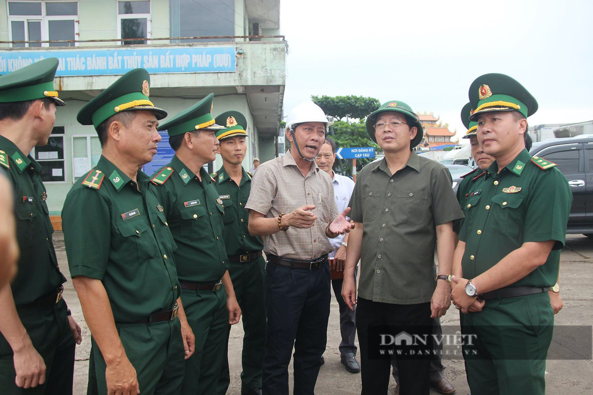 Bí thư Tỉnh uỷ Bình Định Hồ Quốc Dũng chỉ đạo &quot;nóng&quot; ứng phó với bão Noru tại hiện trường - Ảnh 1.