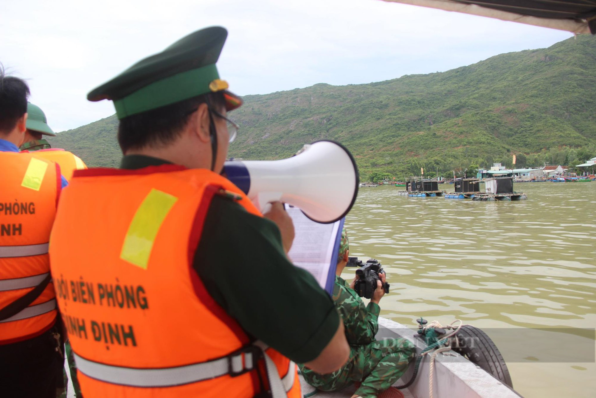 Theo chân đoàn tuần tra dùng loa kêu gọi ngư dân Bình Định lên bờ tránh bão Noru - Ảnh 2.