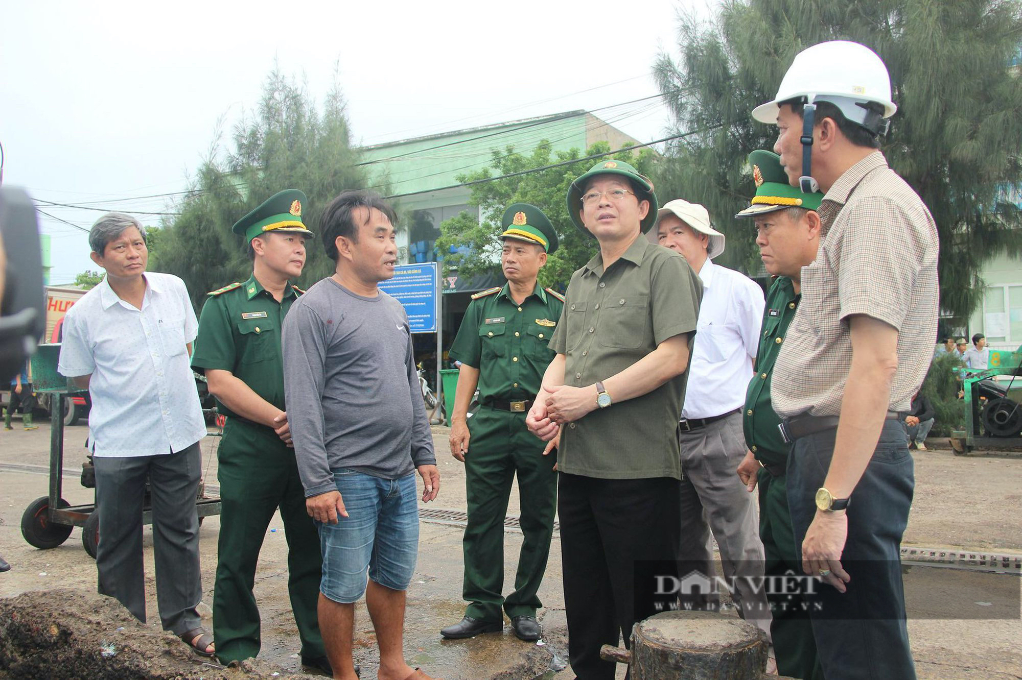 Bí thư Tỉnh uỷ Bình Định Hồ Quốc Dũng chỉ đạo &quot;nóng&quot; ứng phó với bão Noru tại hiện trường - Ảnh 2.