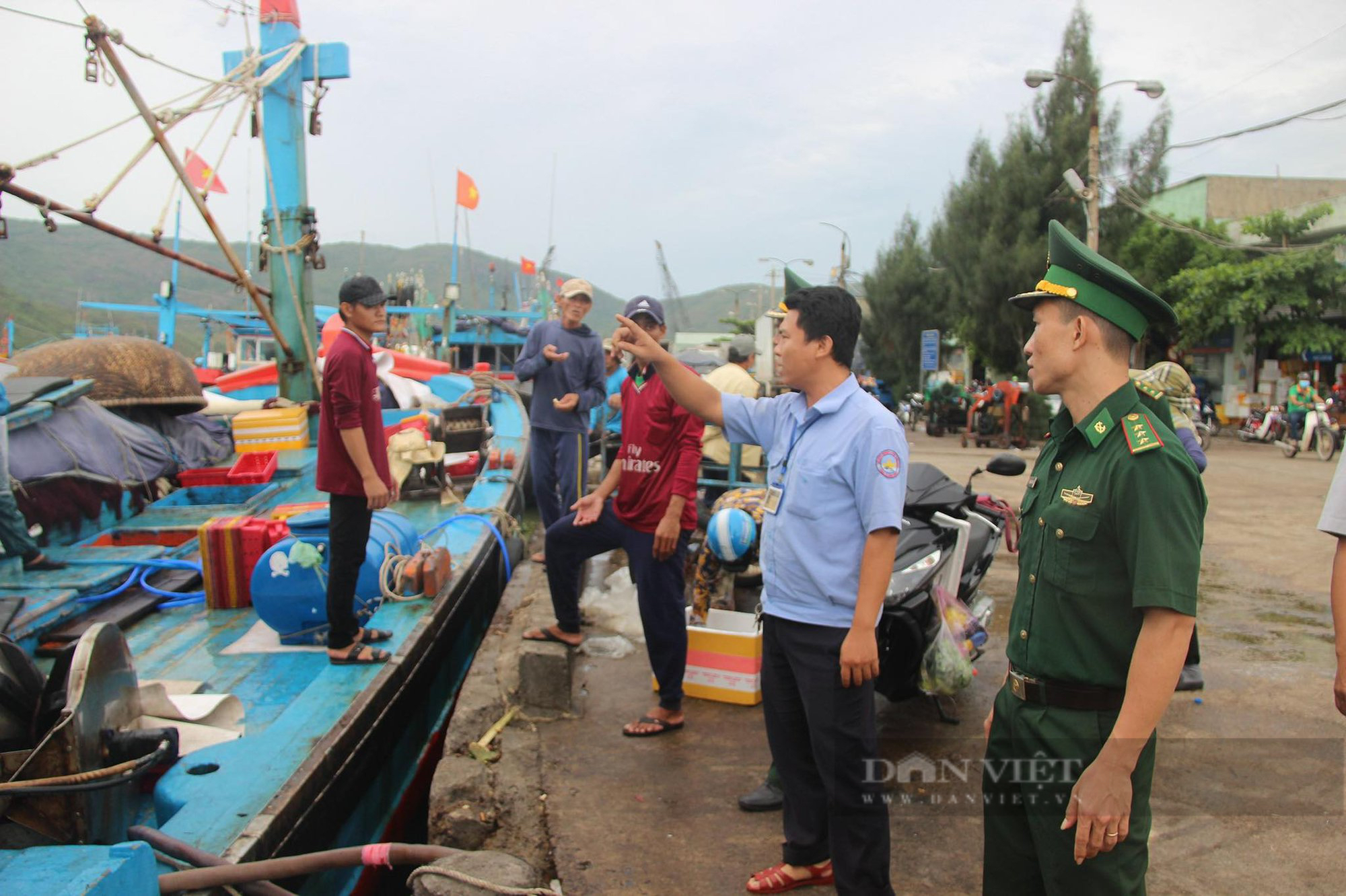 Theo chân đoàn tuần tra dùng loa kêu gọi ngư dân Bình Định lên bờ tránh bão Noru - Ảnh 4.