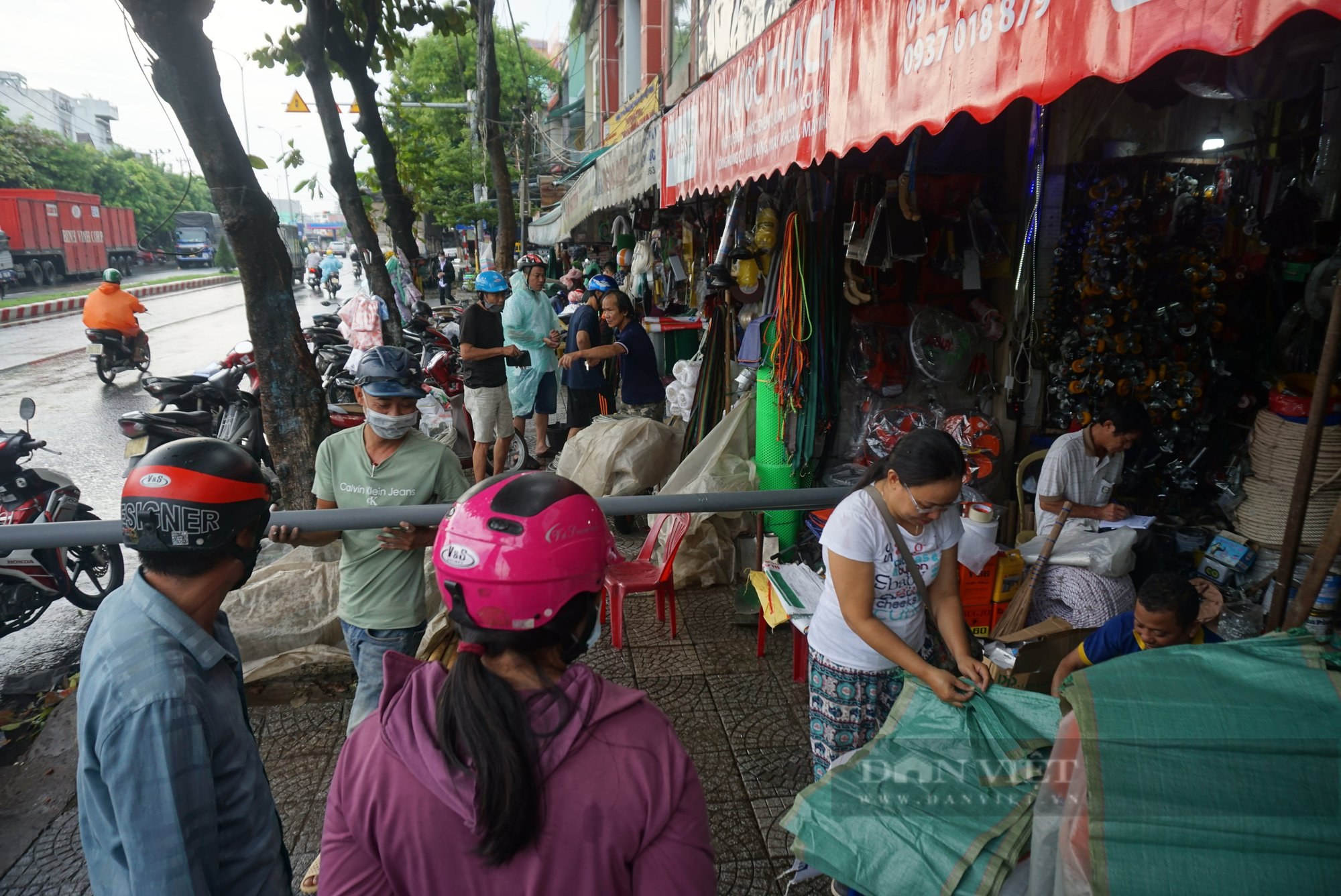 Đón siêu bão, người dân Đà Nẵng đổ xô mua vật dụng chằng chống nhà cửa - Ảnh 1.