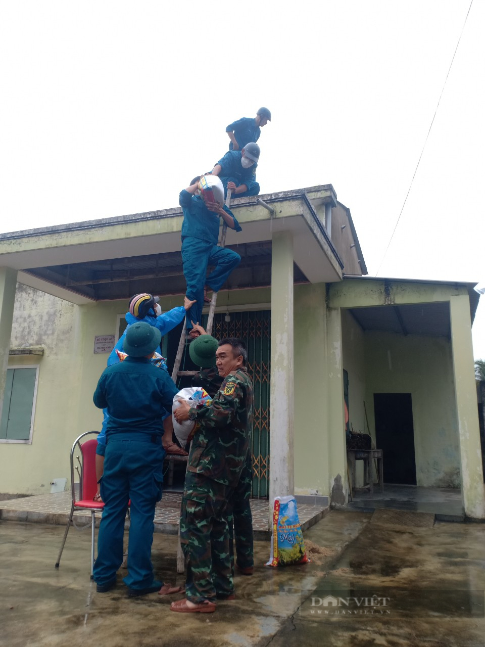 Quảng Nam: Lực lượng xung kích vác từng bao đất giúp dân chằng chống nhà cửa  - Ảnh 5.