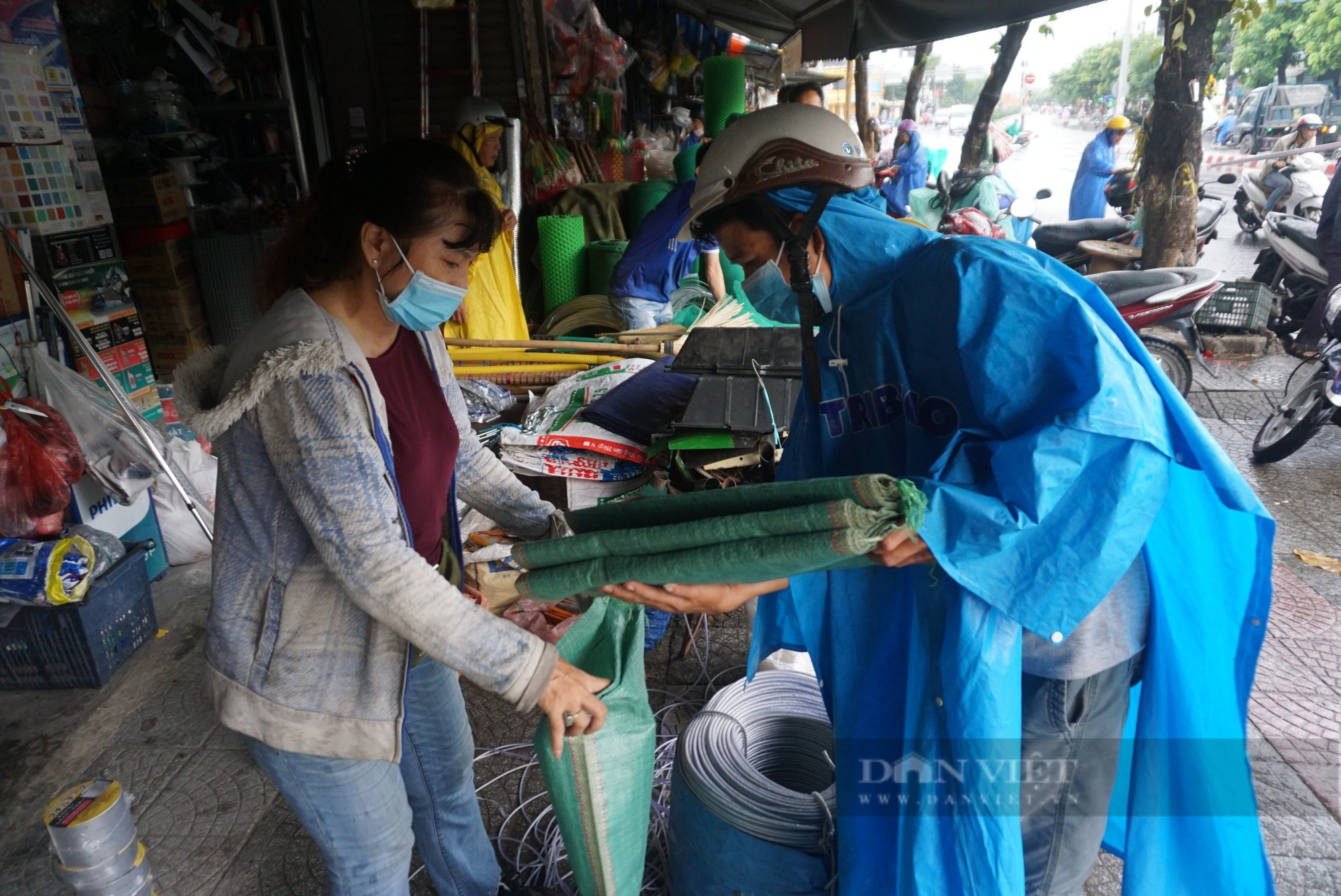 Đón siêu bão, người dân Đà Nẵng đổ xô mua vật dụng chằng chống nhà cửa - Ảnh 2.