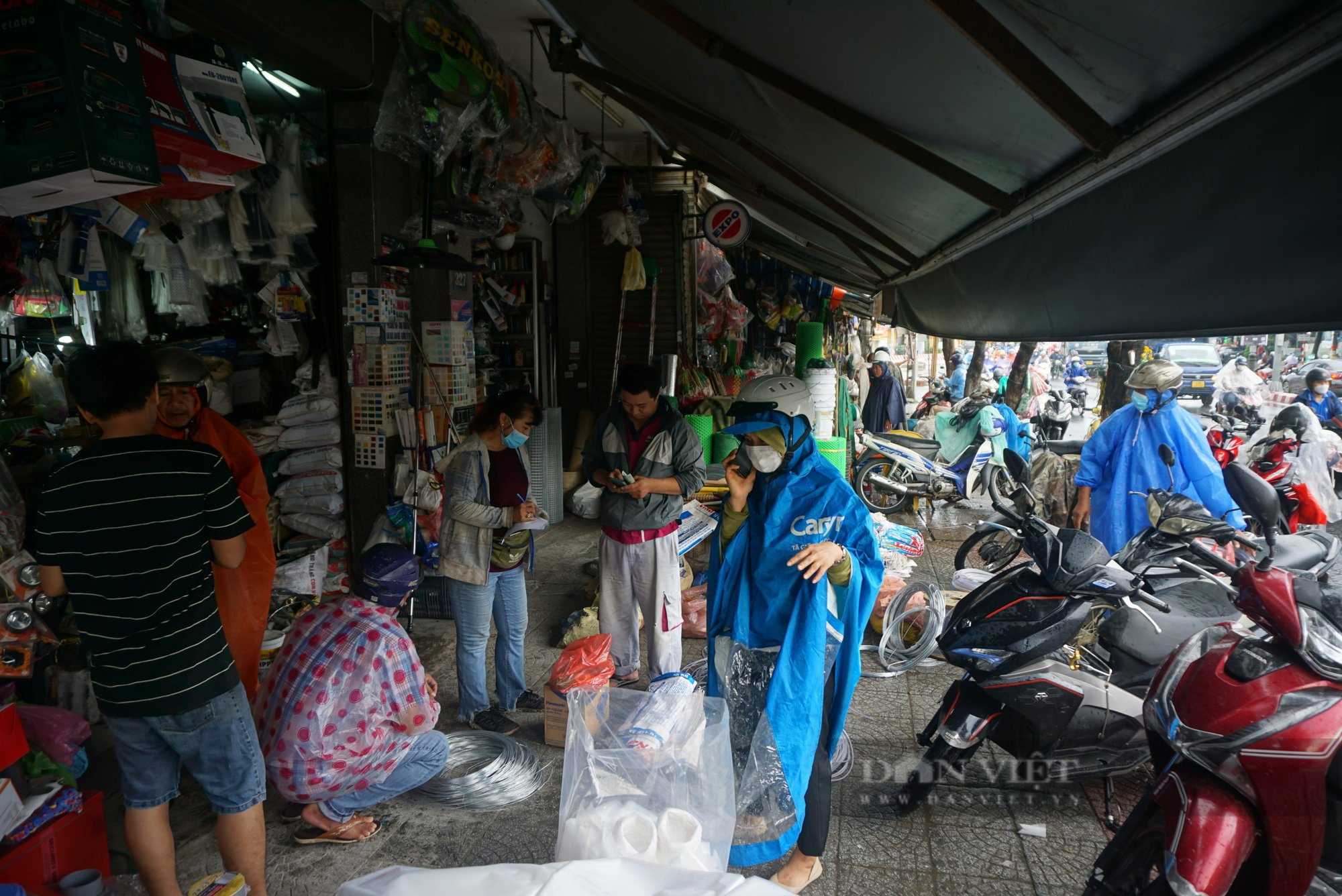 Đón siêu bão, người dân Đà Nẵng đổ xô mua vật dụng chằng chống nhà cửa - Ảnh 6.