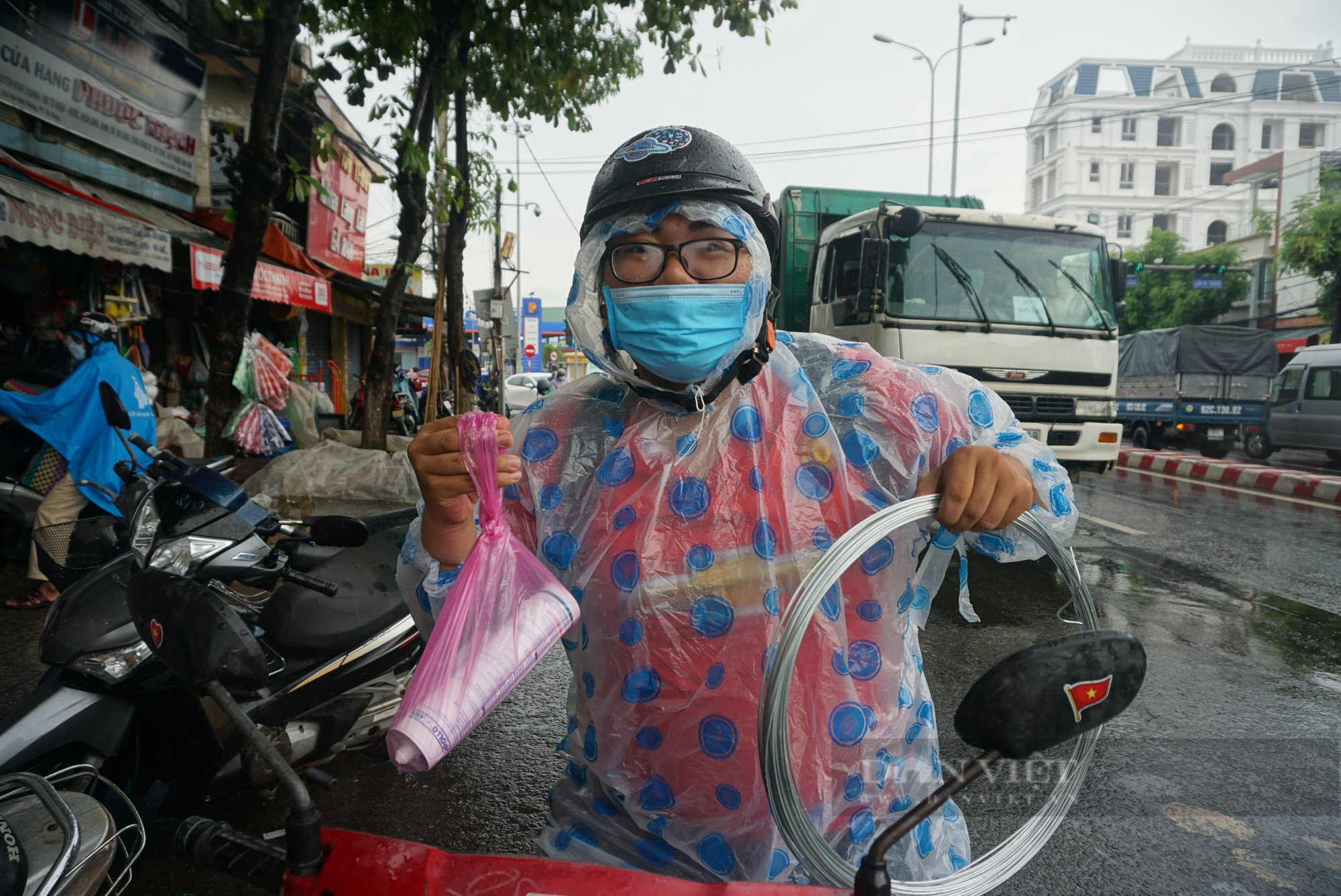 Đón siêu bão, người dân Đà Nẵng đổ xô mua vật dụng chằng chống nhà cửa - Ảnh 5.
