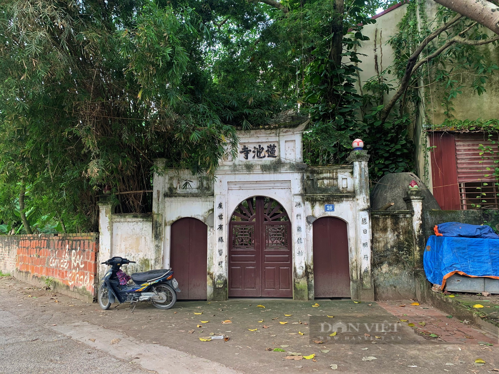 Độc đáo kiến trúc cổng làng tại &quot;ngôi làng Hollywood&quot; của điện ảnh Việt Nam - Ảnh 4.