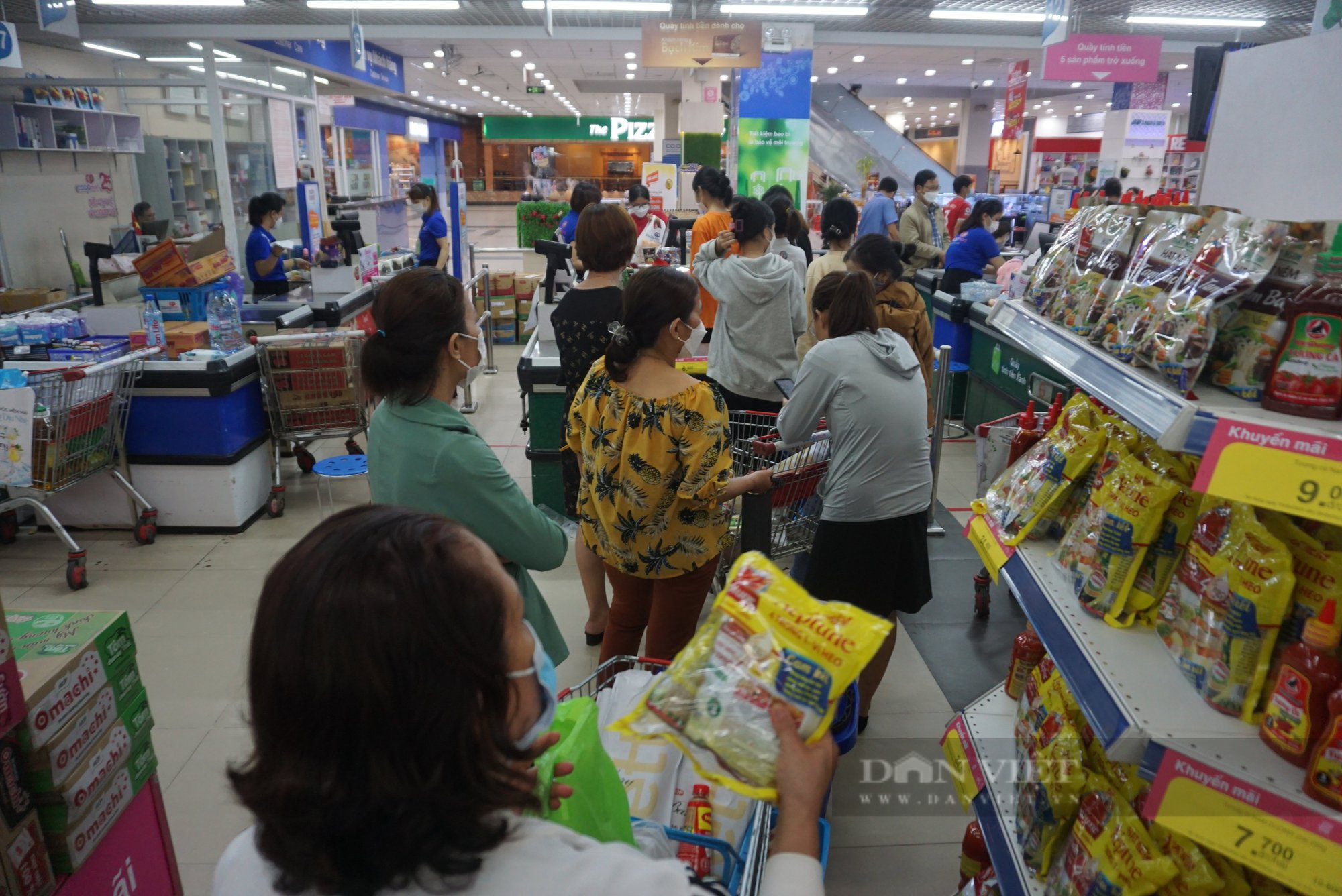 Dừng chợ từ 12h trưa 27/9, người dân Đà Nẵng đổ xô mua thực phẩm trữ bão - Ảnh 4.