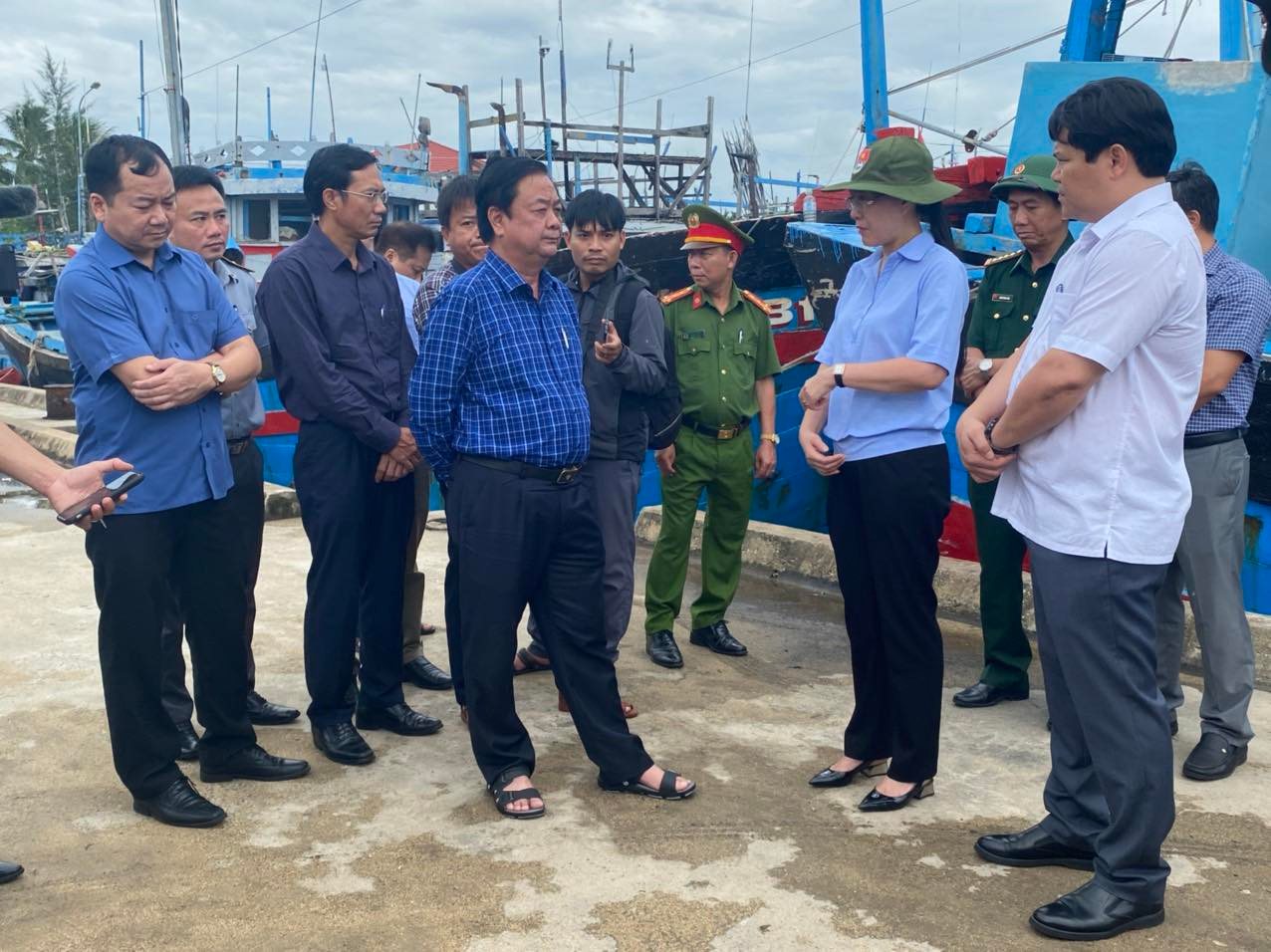 Bộ trưởng Lê Minh Hoan kiểm tra ứng phó bão số 4 tại các tỉnh Quảng Nam, Quảng Ngãi  - Ảnh 1.