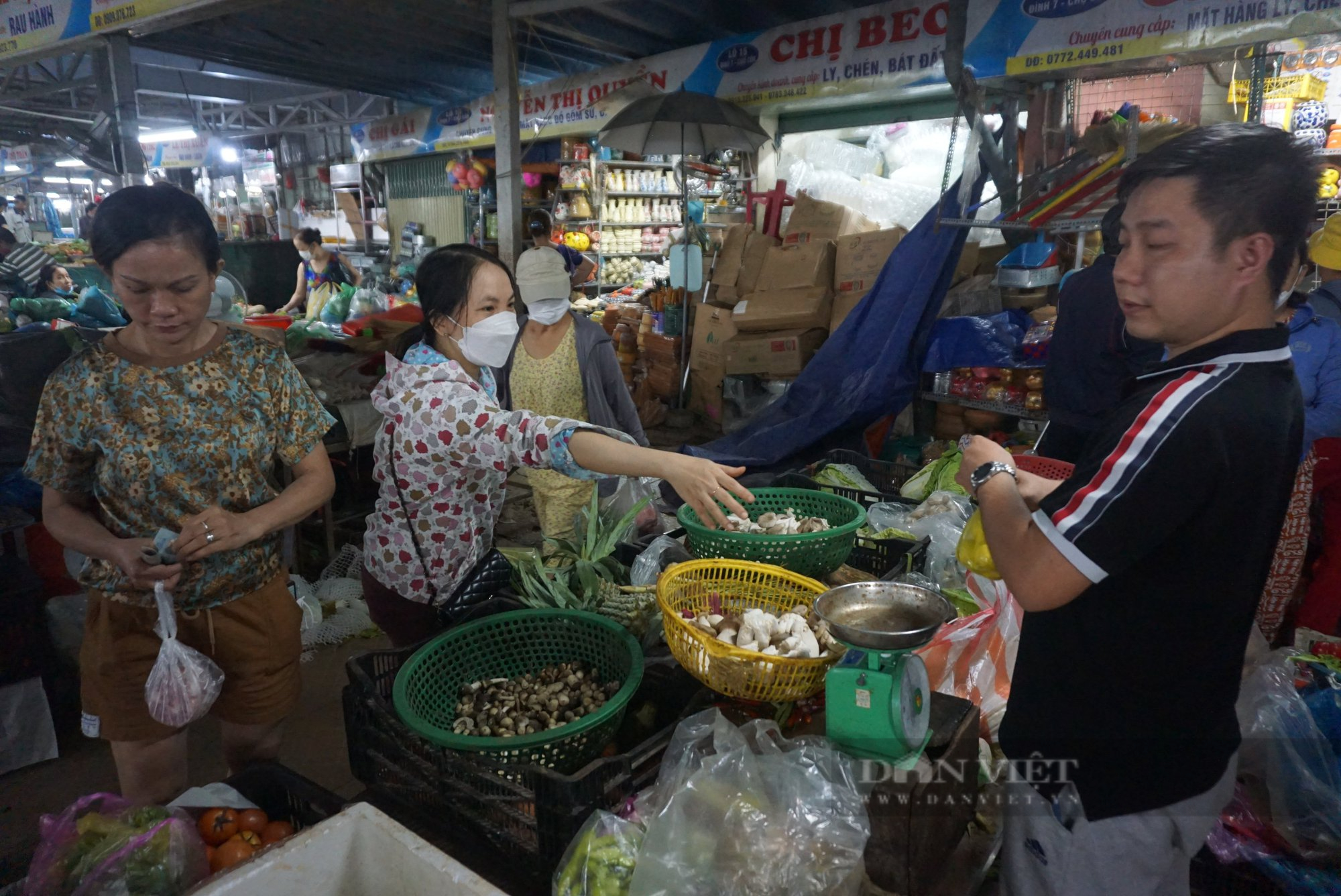 Dừng chợ từ 12h trưa 27/9, người dân Đà Nẵng đổ xô mua thực phẩm trữ bão - Ảnh 7.