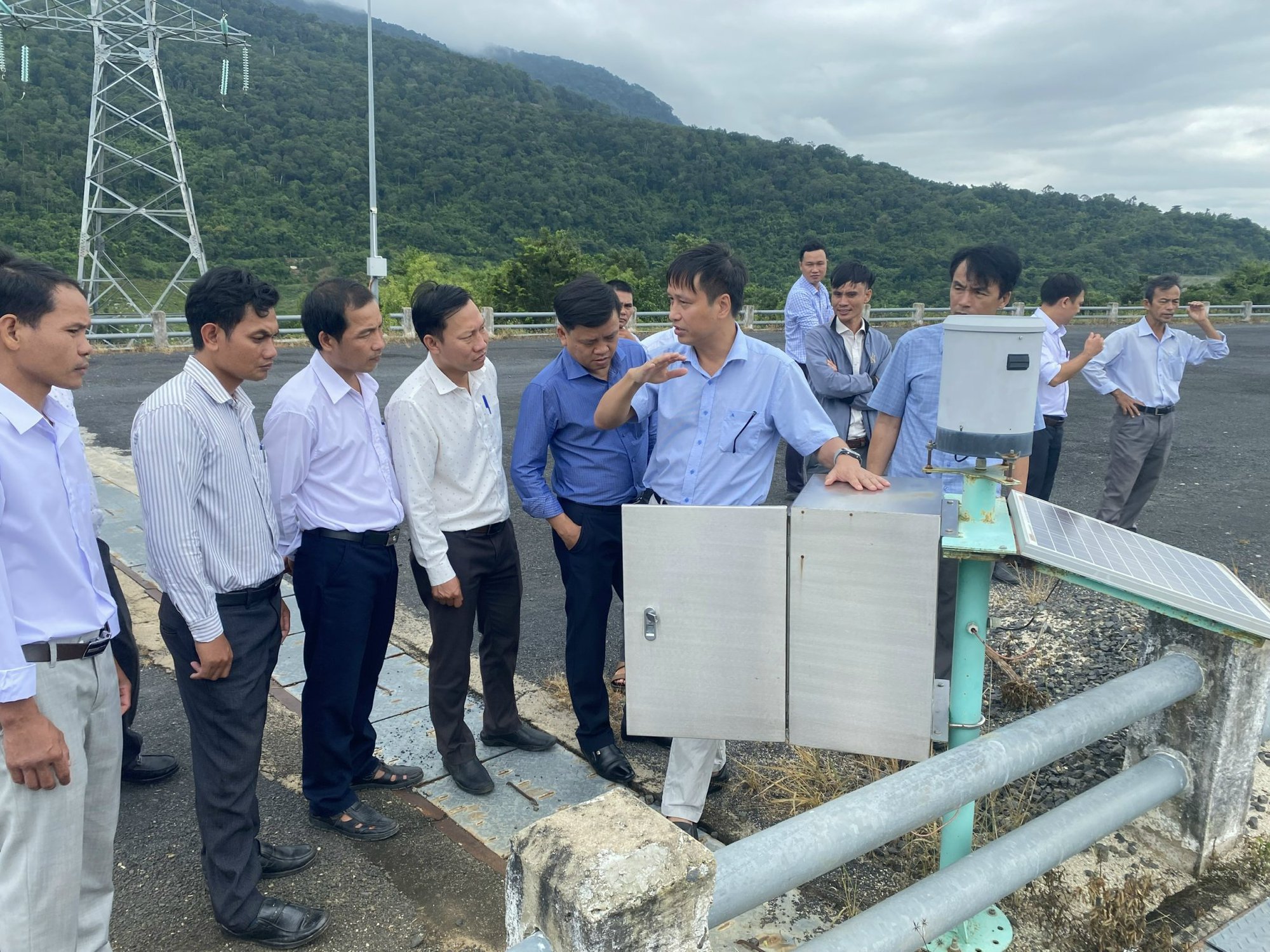Ông Nguyễn Đức - PGĐ Công ty cùng lãnh đạo các địa phương vùng hạ du kiểm tra hệ thống trạm đo mưa tại NMTĐ Buôn Tua Srah