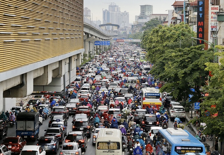 Hai đầu tàu kinh tế Hà Nội, TPHCM không chỉ tắc đường, còn tắc cả… &quot;cách tiêu tiền&quot; - Ảnh 1.