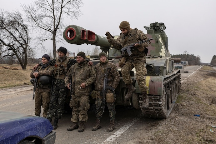 Ukraine đứng trước trận chiến sinh tử với Nga ở miền Đông, Mỹ gấp rút tăng viện vũ khí cho Kiev - Ảnh 1.