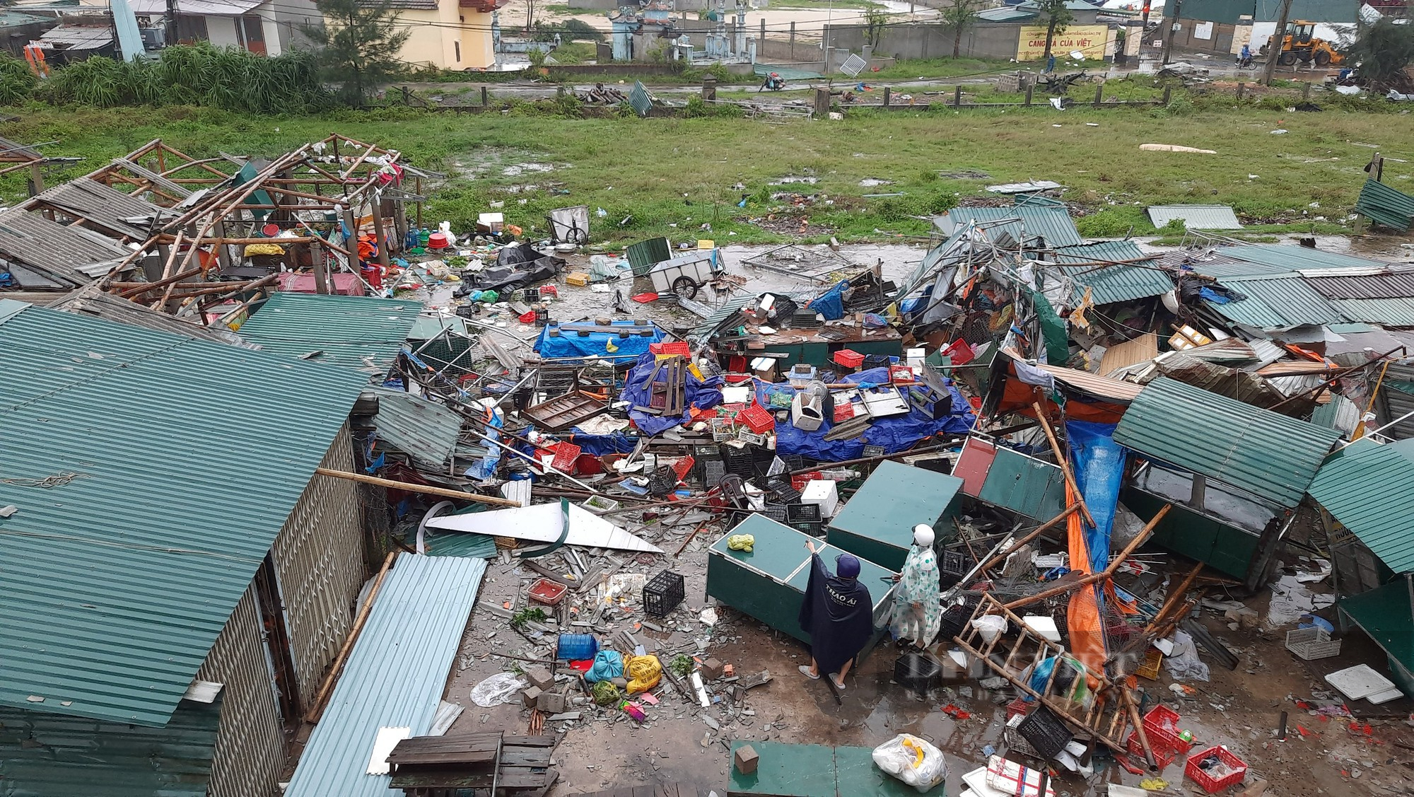 Quảng Trị: Hàng trăm hàng quán, nhà dân bị tốc mái, đổ sập, vàng, xe tải bị thổi bay - Ảnh 4.