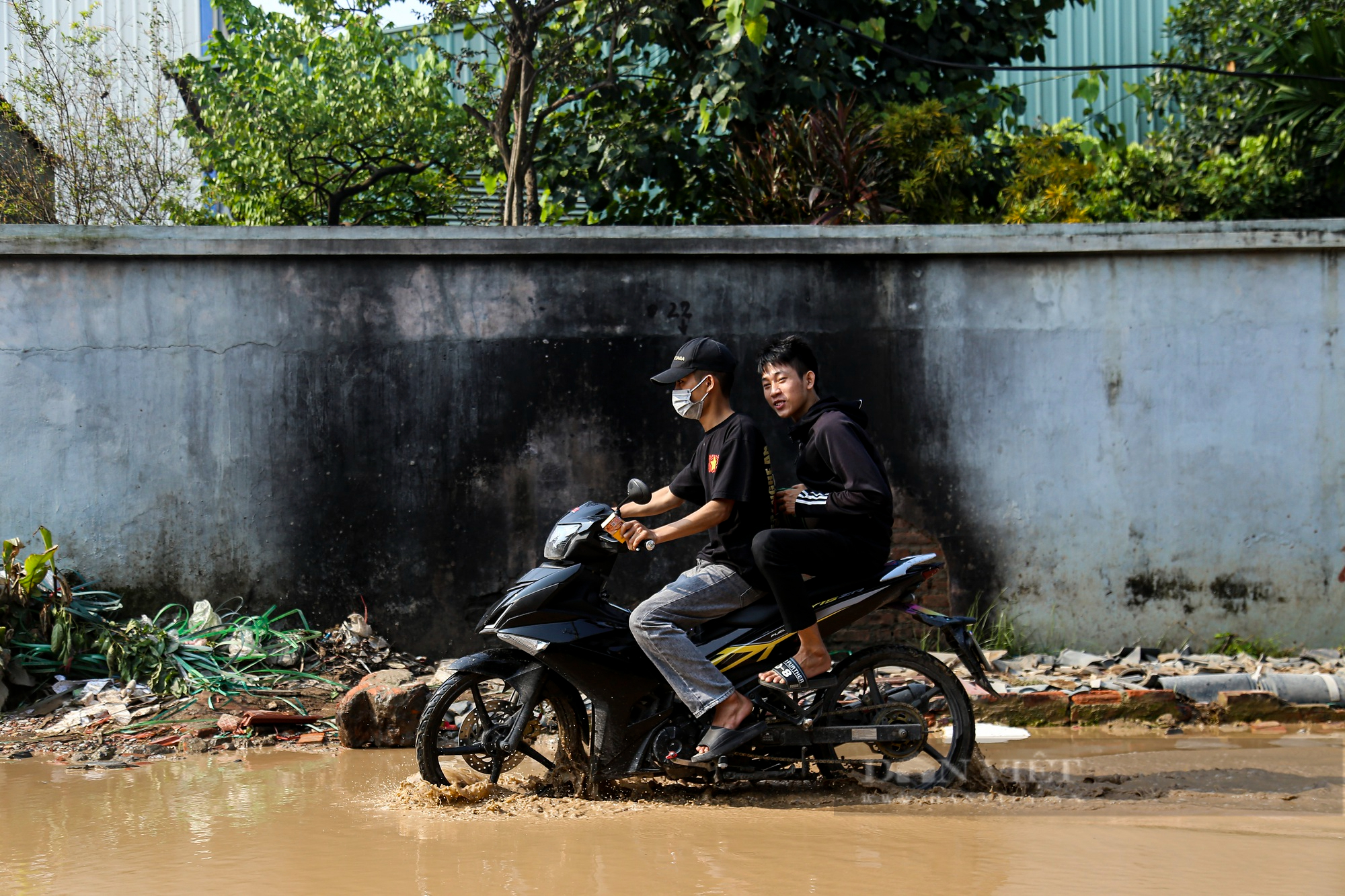 Hiểm nguy rình rập trên đoạn đường mênh mông biển nước giữa trời nắng tại Hà Nội - Ảnh 3.