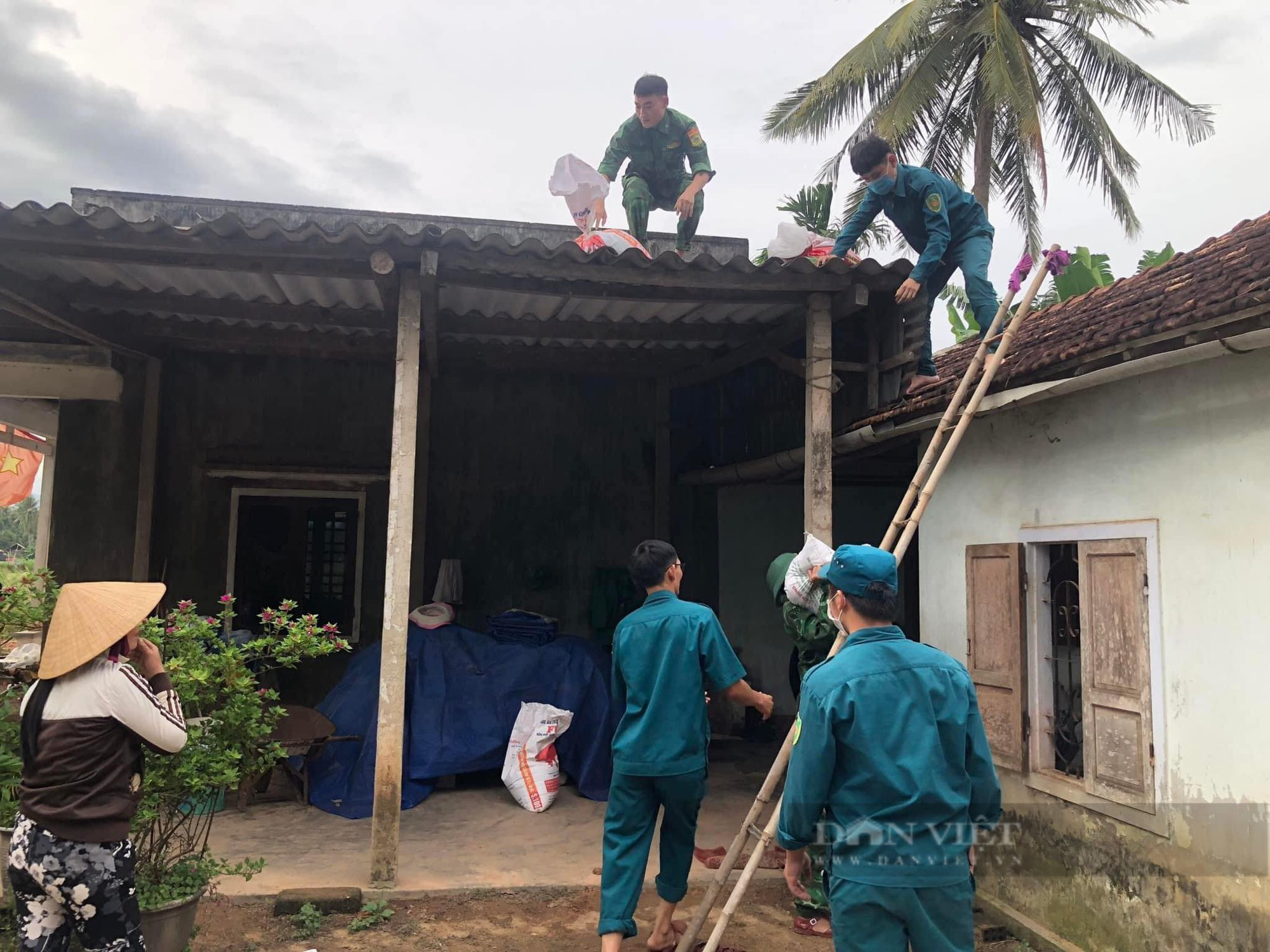 Hối hả giúp dân ven biển chèn chống nhà cửa, đưa thuyền thúng lên bờ... “chạy” bão Noru - Ảnh 1.