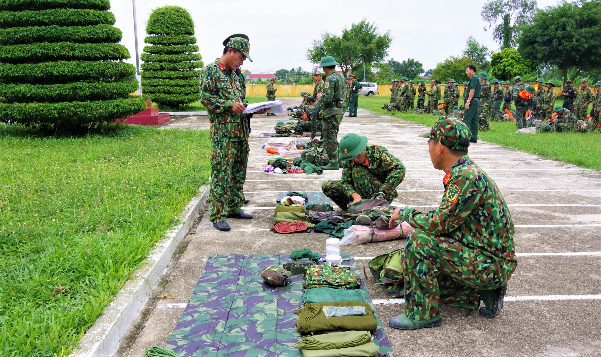 Máy bay, xe thiết giáp, xuồng máy và hàng trăm xe đặc chủng được huy động ứng phó với bão số 4 - Ảnh 16.