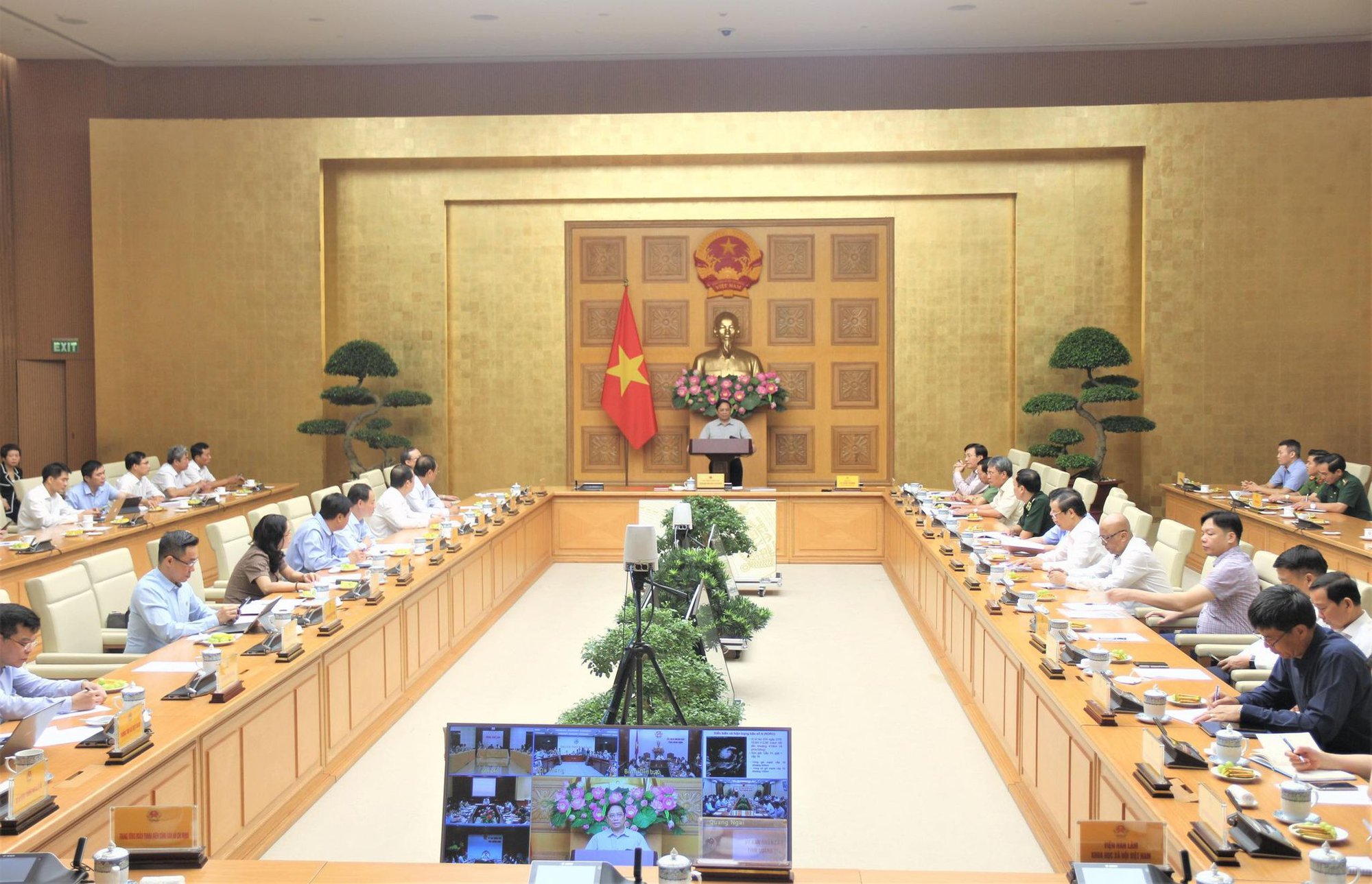 Thủ tướng Phạm Minh Chính: Cương quyết di dời người dân ra khỏi khu vực nguy hiểm, đưa đến nơi trú ẩn an toàn - Ảnh 2.