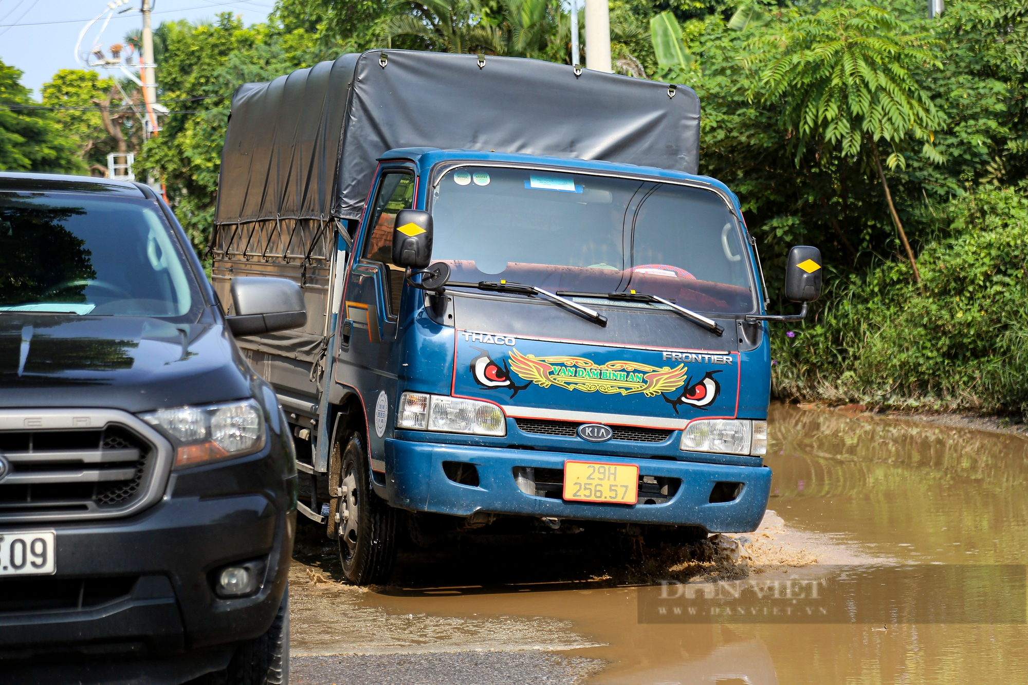 Hiểm nguy rình rập trên đoạn đường mênh mông biển nước giữa trời nắng tại Hà Nội - Ảnh 10.