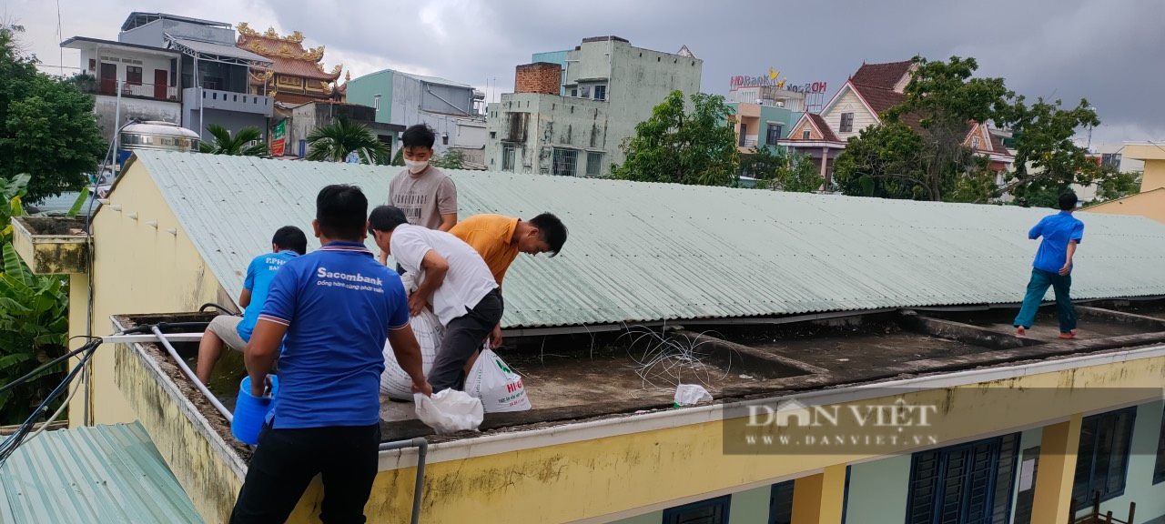 Chùm ảnh di dân đầu tiên ở Quảng Nam tránh bão số 4 - Ảnh 12.