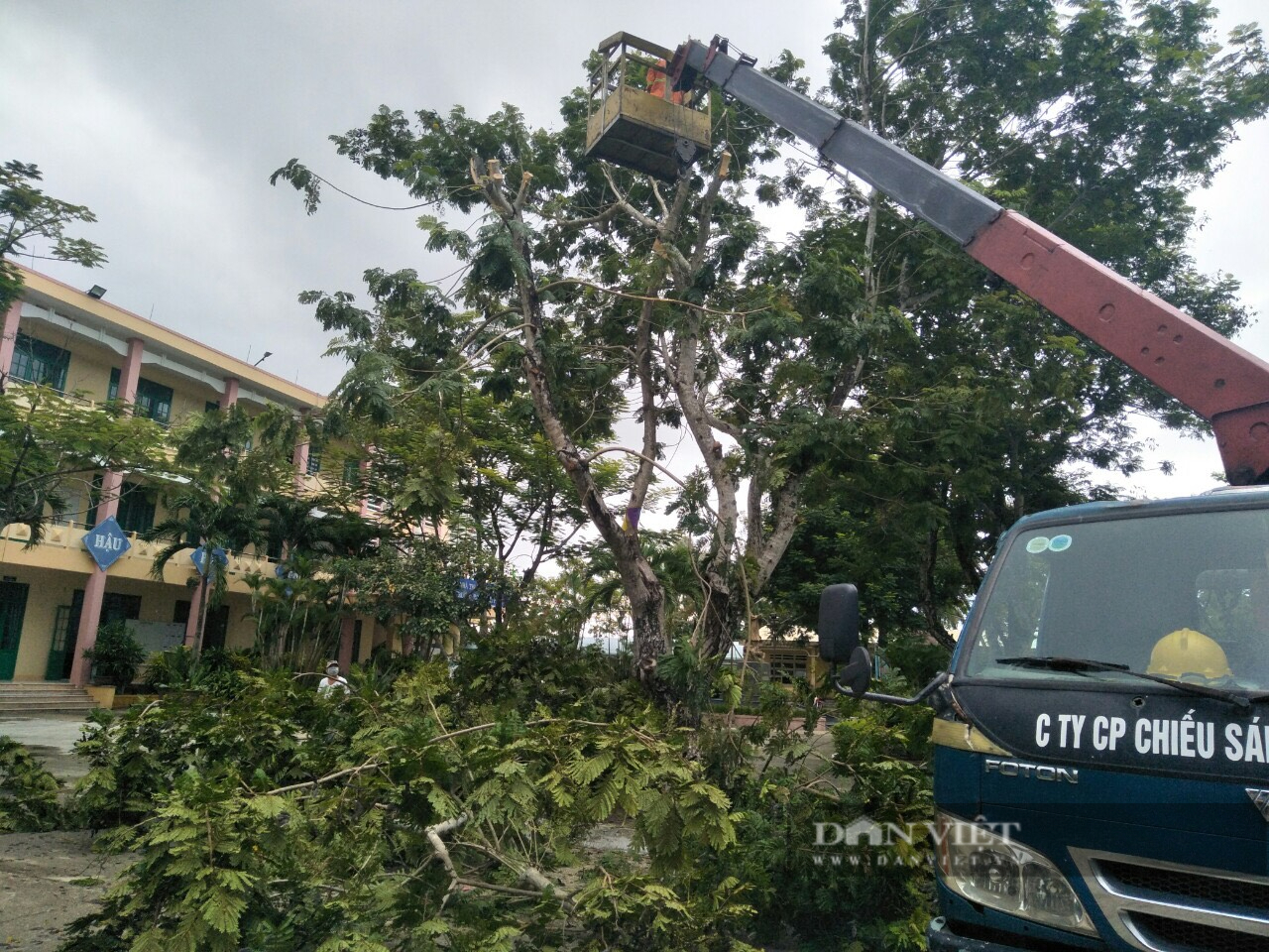 Chùm ảnh di dân đầu tiên ở Quảng Nam tránh bão số 4 - Ảnh 13.