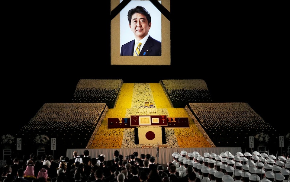 Chùm ảnh quốc tang ông Abe: Hàng nghìn người đến đặt hoa, tiễn biệt cựu Thủ tướng Nhật Bản - Ảnh 1.