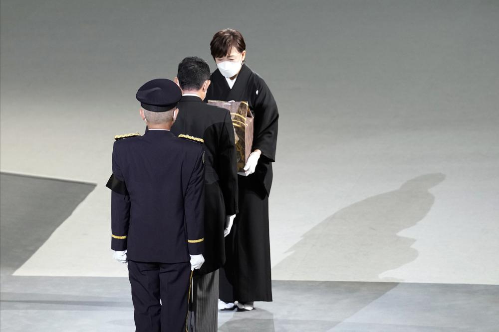 Chùm ảnh quốc tang ông Abe: Hàng nghìn người đến đặt hoa, tiễn biệt cựu Thủ tướng Nhật Bản - Ảnh 3.