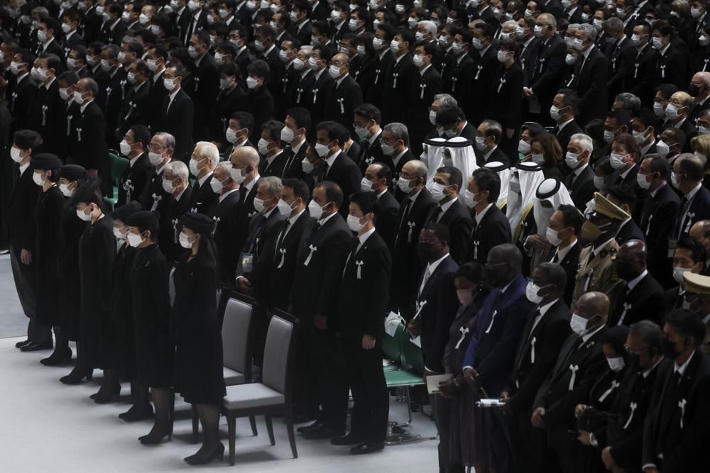 Chùm ảnh quốc tang ông Abe: Hàng nghìn người đến đặt hoa, tiễn biệt cựu Thủ tướng Nhật Bản - Ảnh 4.