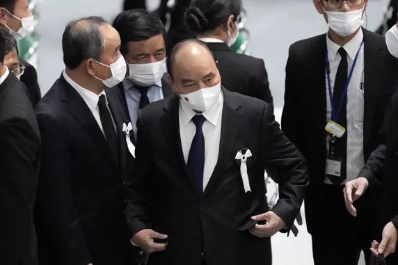 Chùm ảnh quốc tang ông Abe: Hàng nghìn người đến đặt hoa, tiễn biệt cựu Thủ tướng Nhật Bản - Ảnh 5.