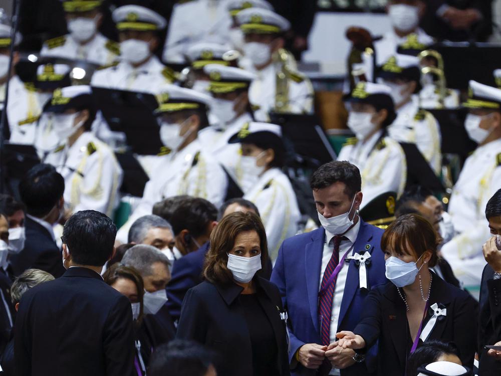 Chùm ảnh quốc tang ông Abe: Hàng nghìn người đến đặt hoa, tiễn biệt cựu Thủ tướng Nhật Bản - Ảnh 9.