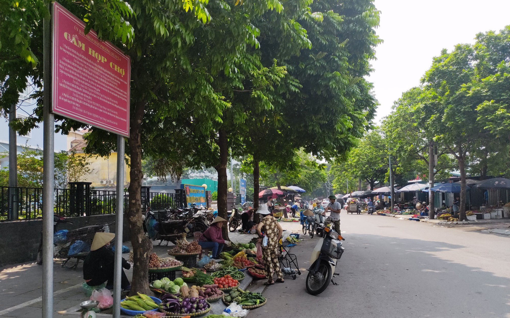 Hà Nội: "Luật ngầm" chợ đuổi Xuân La (Kỳ 1) Những khu chợ trái phép có đang được bảo kê theo kiểu “làm luật”?