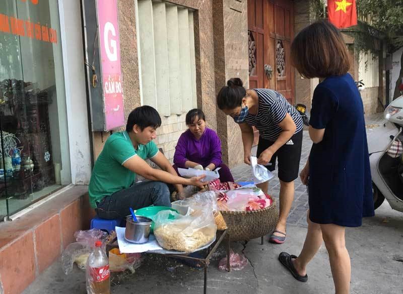 Muôn màu bữa sáng &quot;vội vàng&quot;, &quot;nghệ thuật&quot;, &quot;thân quen&quot;... của dân công sở Hà Nội - Ảnh 1.