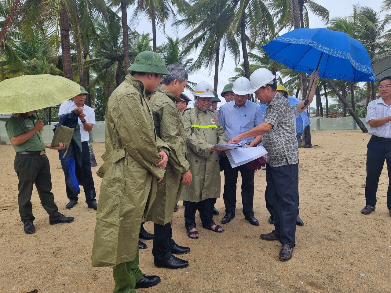 Chủ tịch Quảng Nam yêu cầu cán bộ, công chức, người lao động nghỉ làm việc từ 12 giờ trưa nay - Ảnh 2.