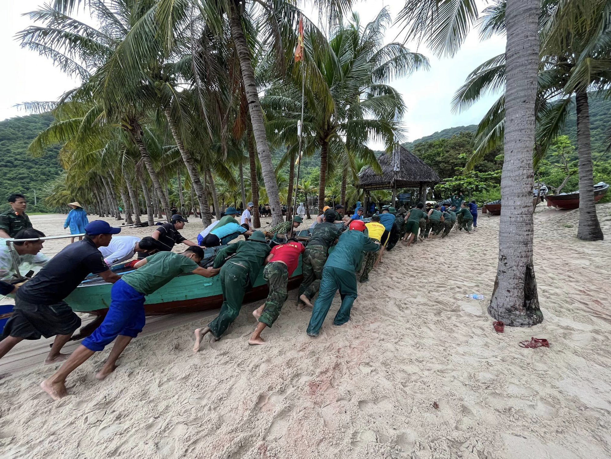 Máy bay, xe thiết giáp, xuồng máy và hàng trăm xe đặc chủng được huy động ứng phó với bão số 4 - Ảnh 17.