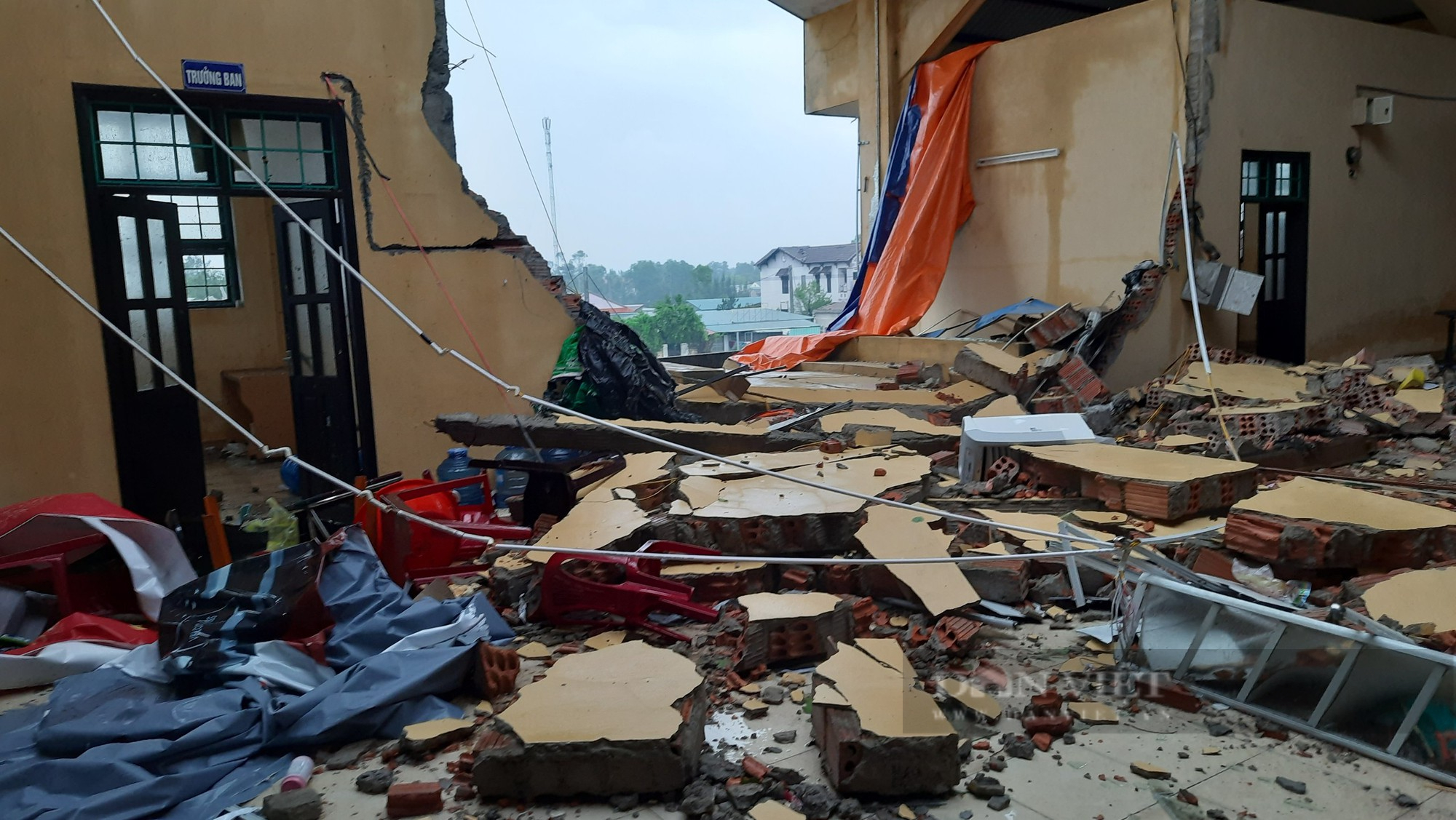 Quảng Trị: Hàng trăm hàng quán, nhà dân bị tốc mái, đổ sập, vàng, xe tải bị thổi bay - Ảnh 3.