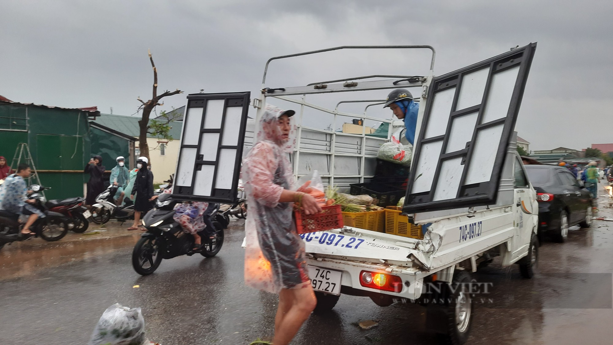 Quảng Trị: Hàng trăm hàng quán, nhà dân bị tốc mái, đổ sập, vàng, xe tải bị thổi bay - Ảnh 9.