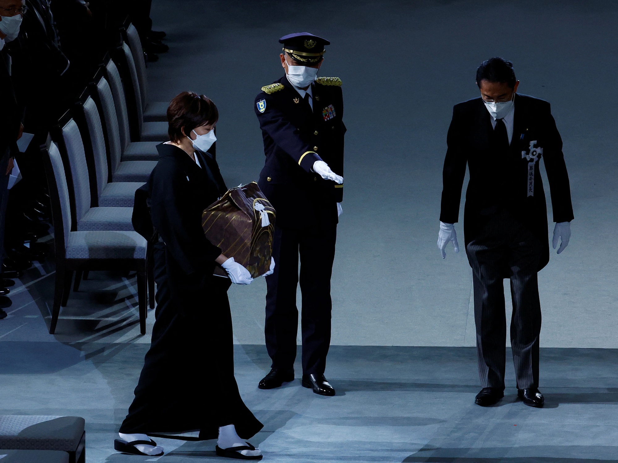 Bà Akie Abe đưa tro cốt ông Shinzo Abe đến võ đạo quán - Ảnh 2.