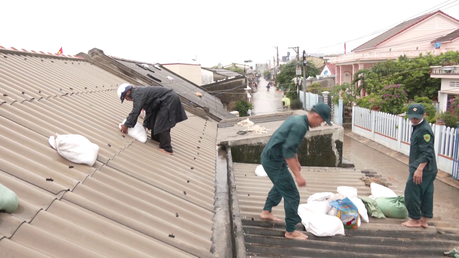 Đảo Lý Sơn đã hứng chịu mưa to và gió giật cấp trước khi bão Noru đổ bộ - Ảnh 3.