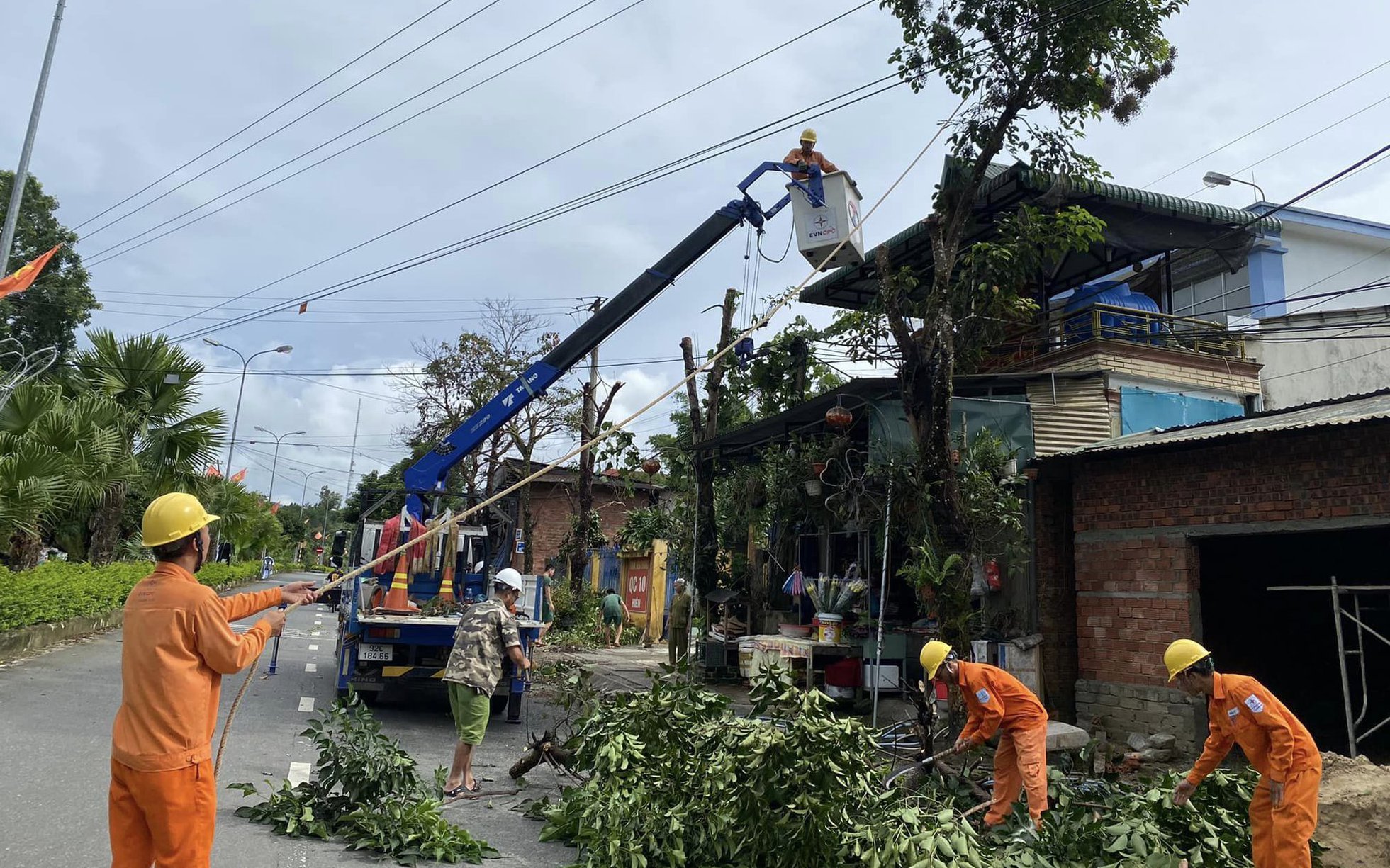 Tổng công ty Điện lực miền Trung tập trung toàn lực, khẩn trương ứng phó bão Noru