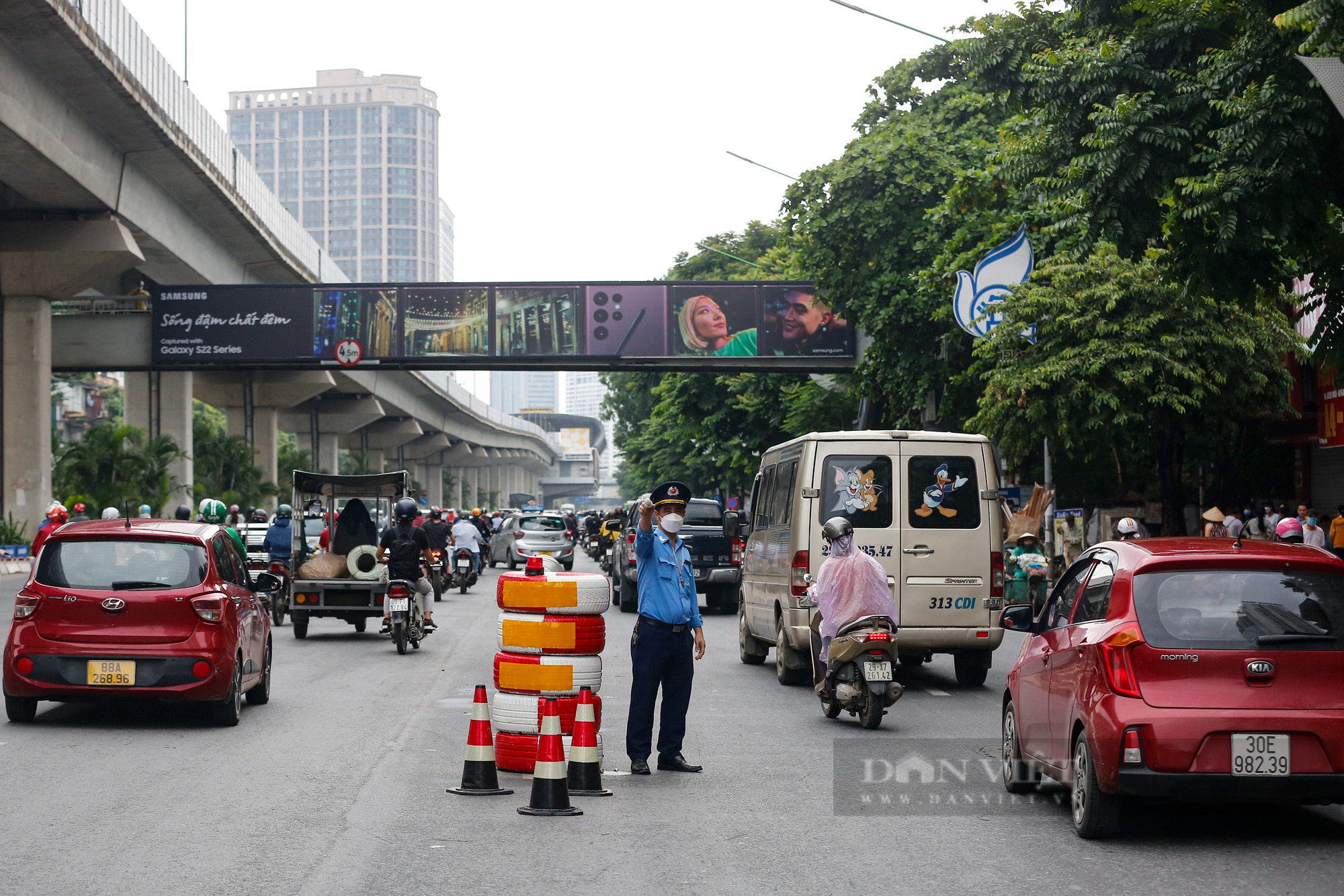 Hà Nội đồng ý kéo dài thí điểm phân làn giao thông trên đường Nguyễn Trãi, xử lý nghiêm vi phạm - Ảnh 1.