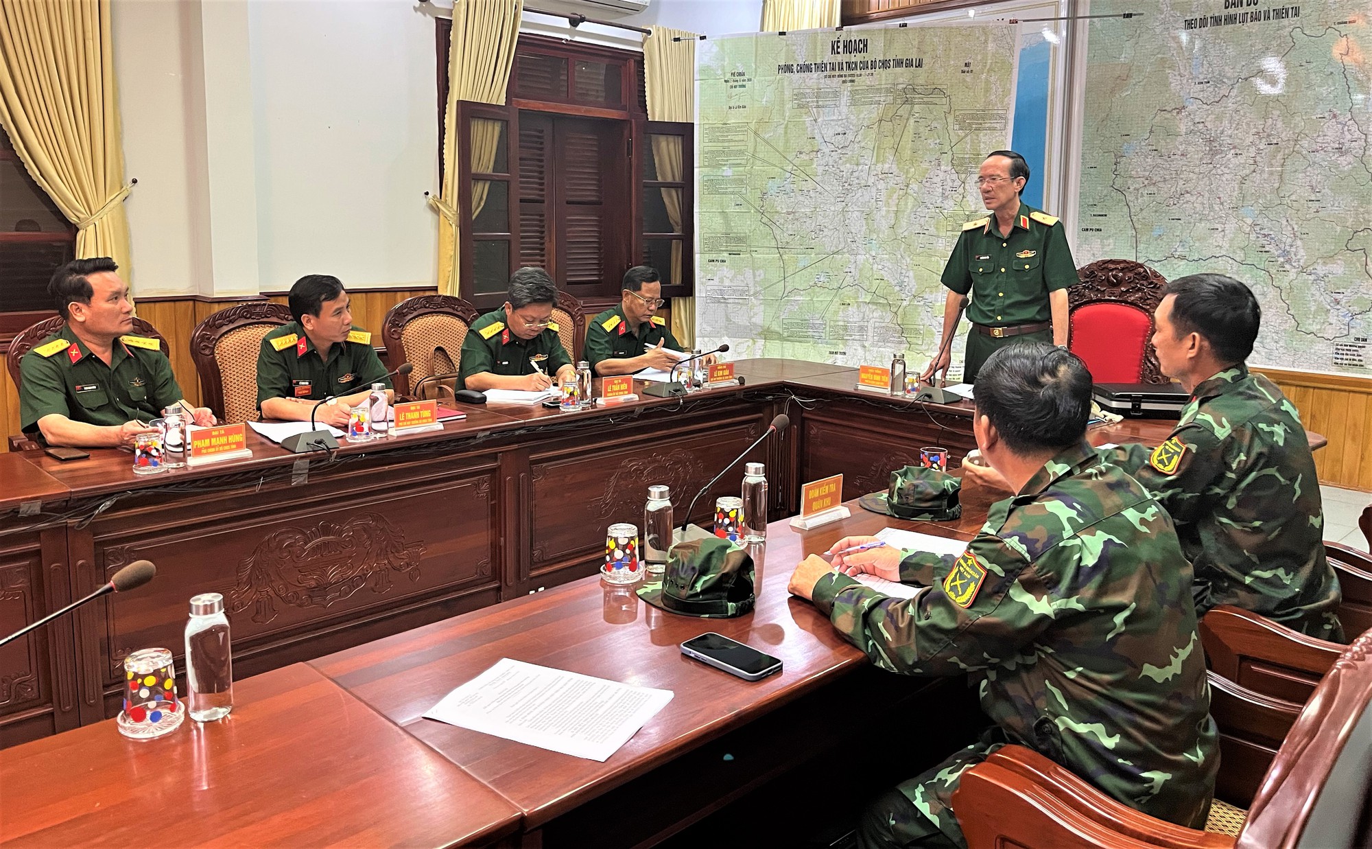 Máy bay, xe thiết giáp, xuồng máy và hàng trăm xe đặc chủng được huy động ứng phó với bão số 4 - Ảnh 2.