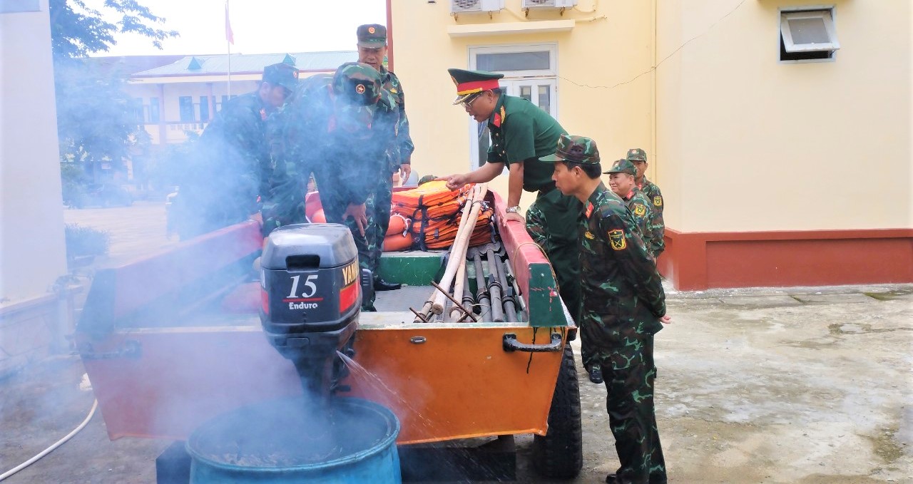 Máy bay, xe thiết giáp, xuồng máy và hàng trăm xe đặc chủng được huy động ứng phó với bão số 4 - Ảnh 8.