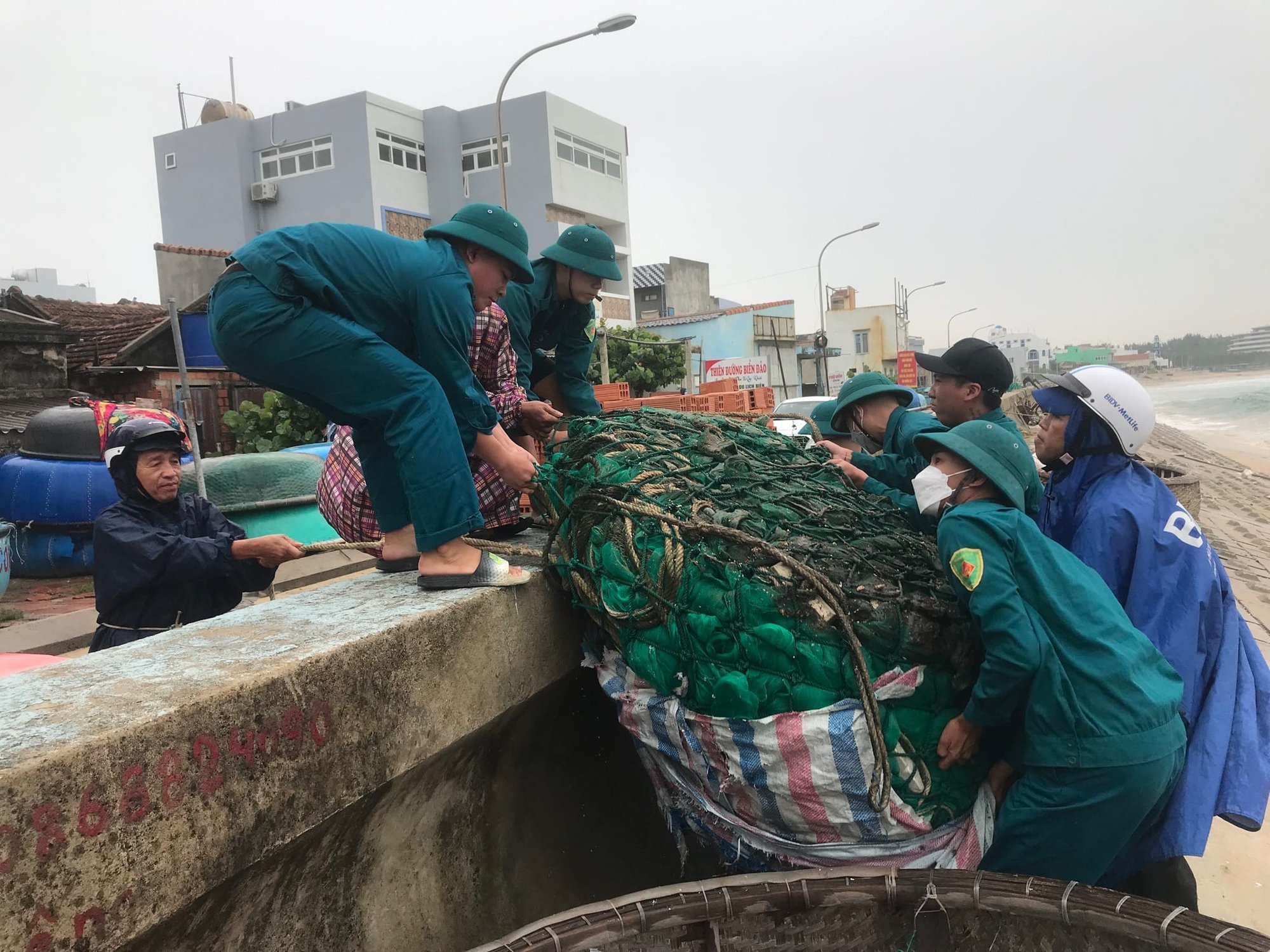 Máy bay, xe thiết giáp, xuồng máy và hàng trăm xe đặc chủng được huy động ứng phó với bão số 4 - Ảnh 14.