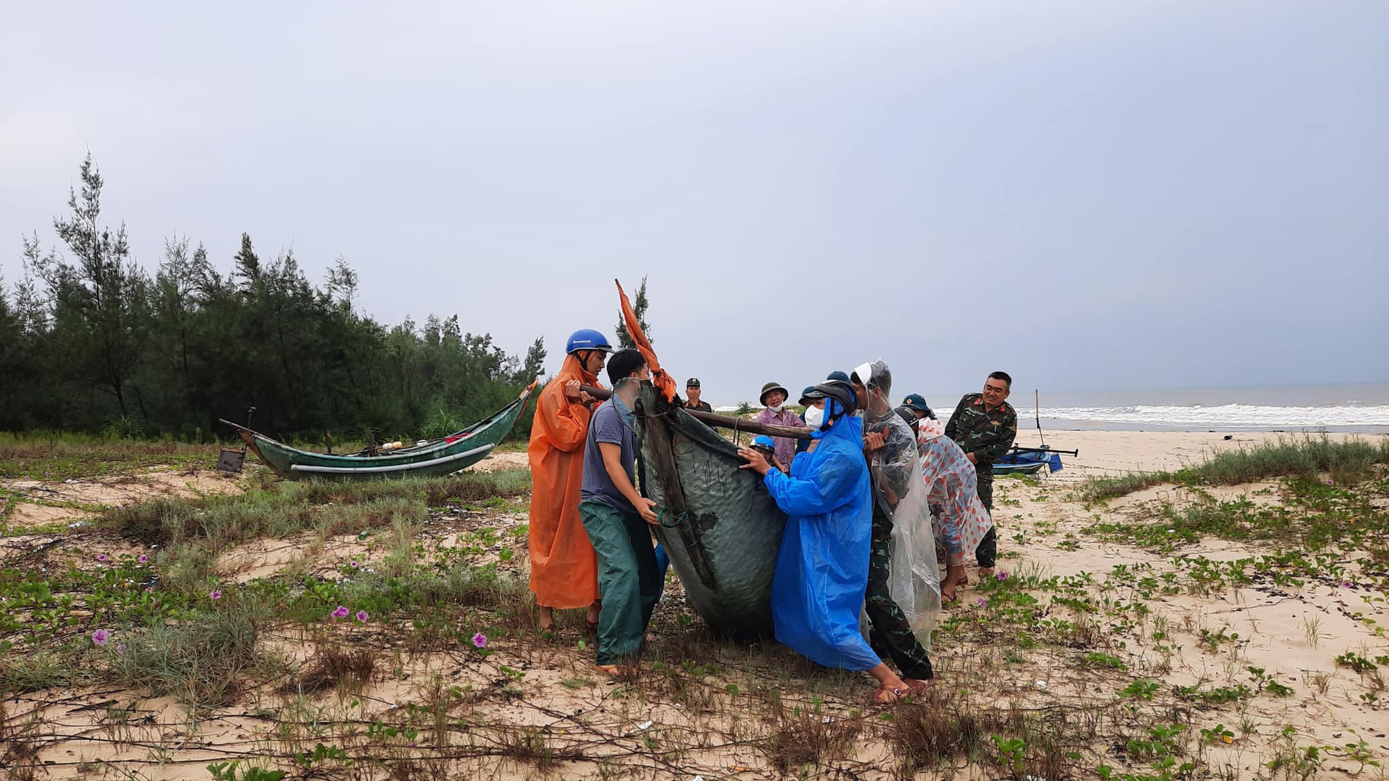 Máy bay, xe thiết giáp, xuồng máy và hàng trăm xe đặc chủng được huy động ứng phó với bão số 4 - Ảnh 18.