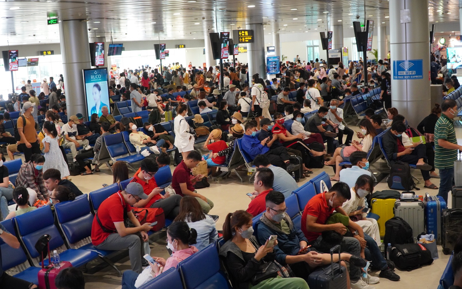 Hàng không tiếp tục hủy hàng trăm chuyến bay vì bão Noru, hành khách cần lưu ý gì?