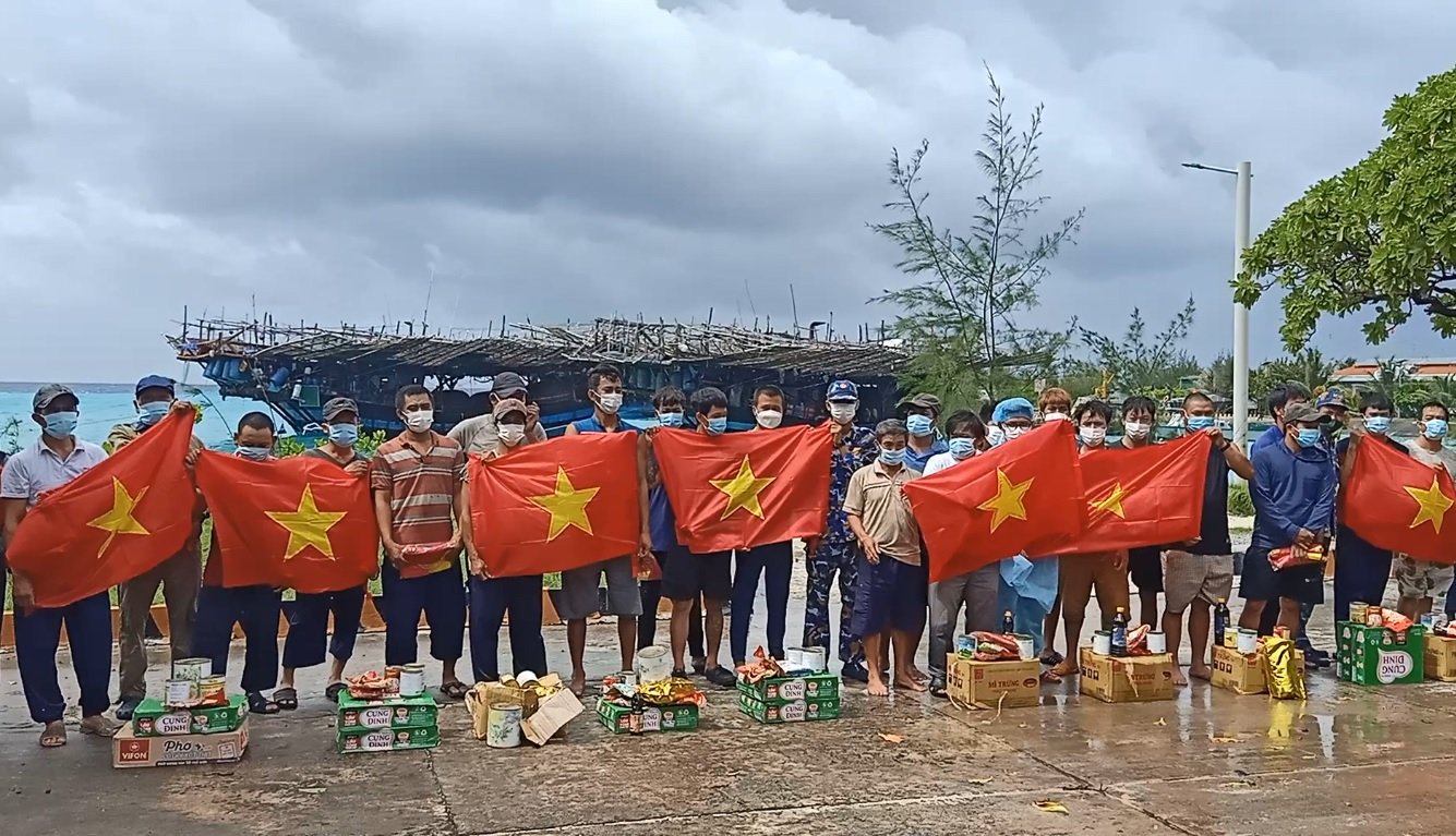 Khánh Hòa: Trao tặng cờ Tổ quốc và quà cho ngư dân - Ảnh 1.