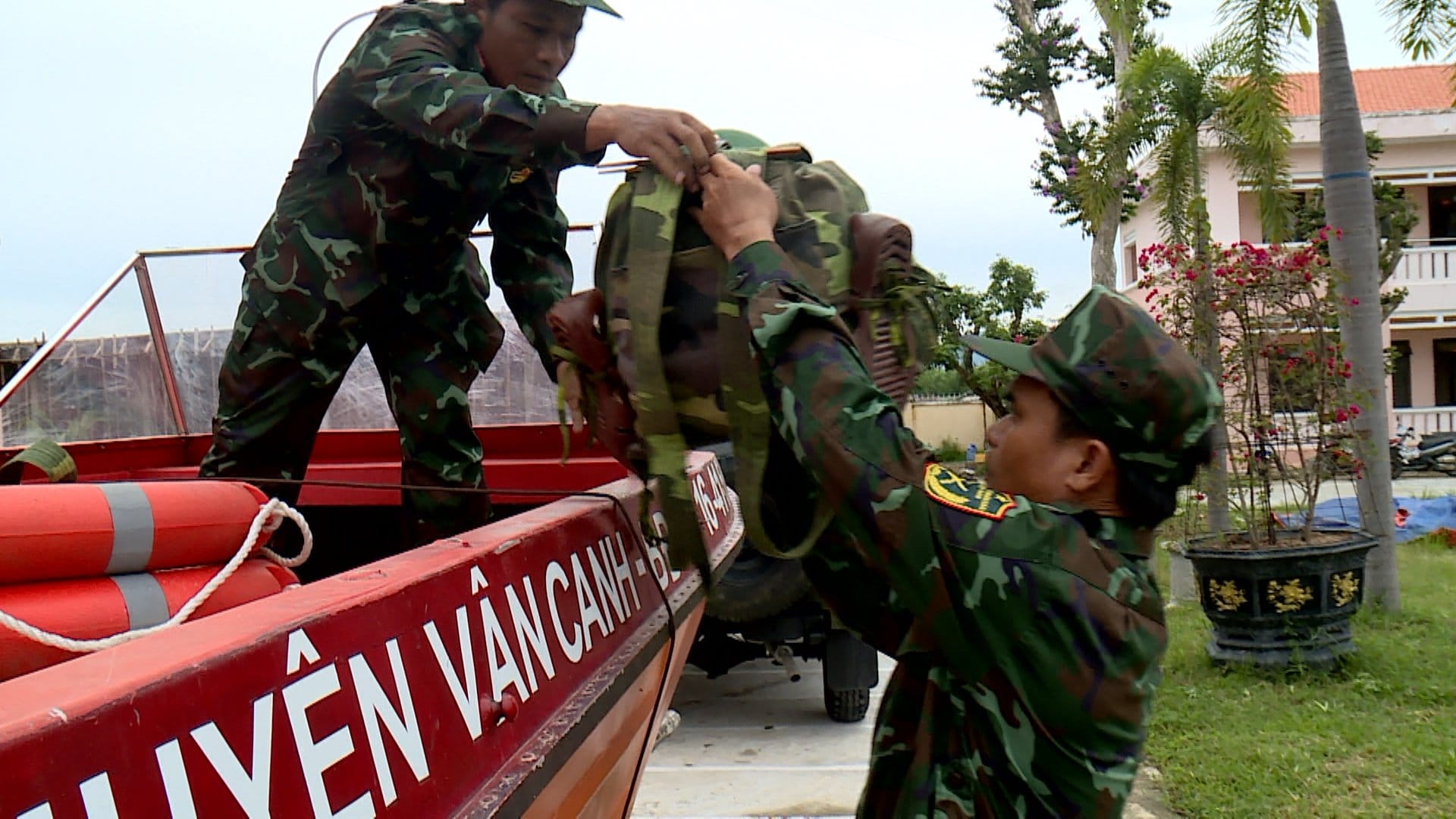 Máy bay, xe thiết giáp, xuồng máy và hàng trăm xe đặc chủng được huy động ứng phó với bão số 4 - Ảnh 5.